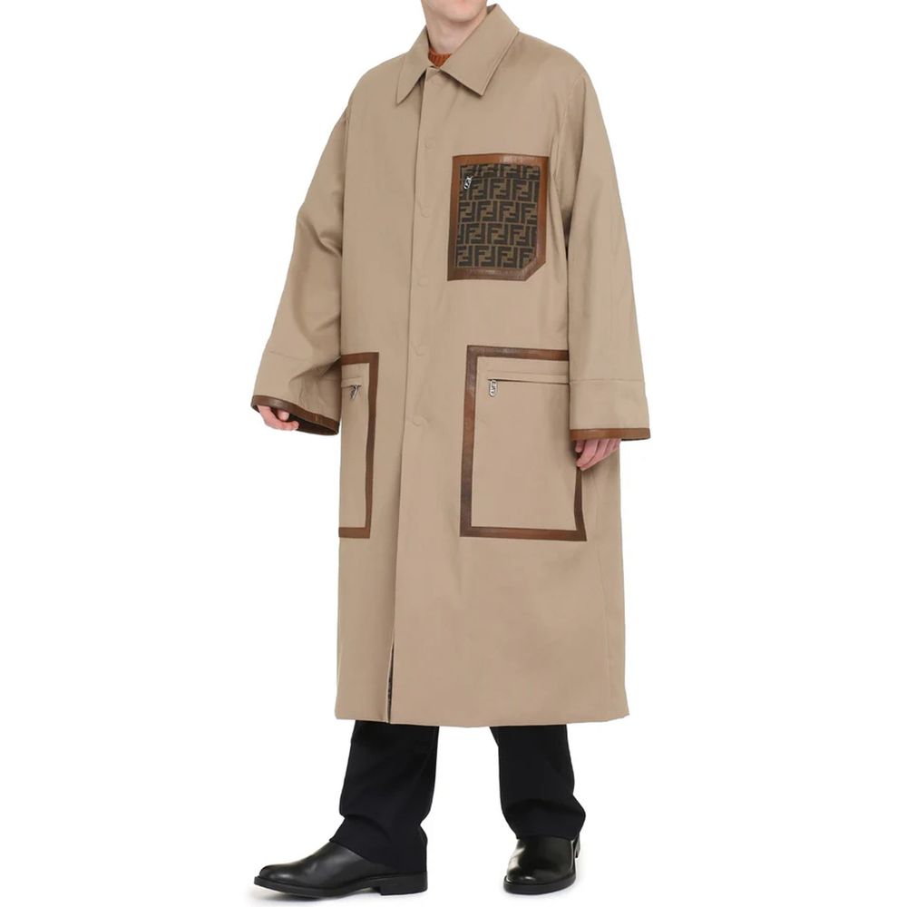 Manteau beige en coton de Fendi, vue de face, avec détails de couture et col classique, sur fond neutre.