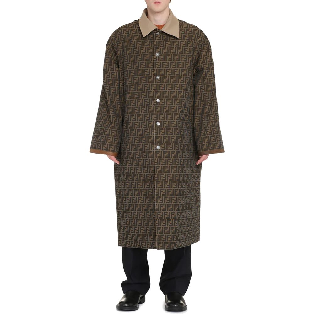 Manteau en coton beige de Fendi, veste élégante avec col classique et boutons, vue de face sur fond neutre.