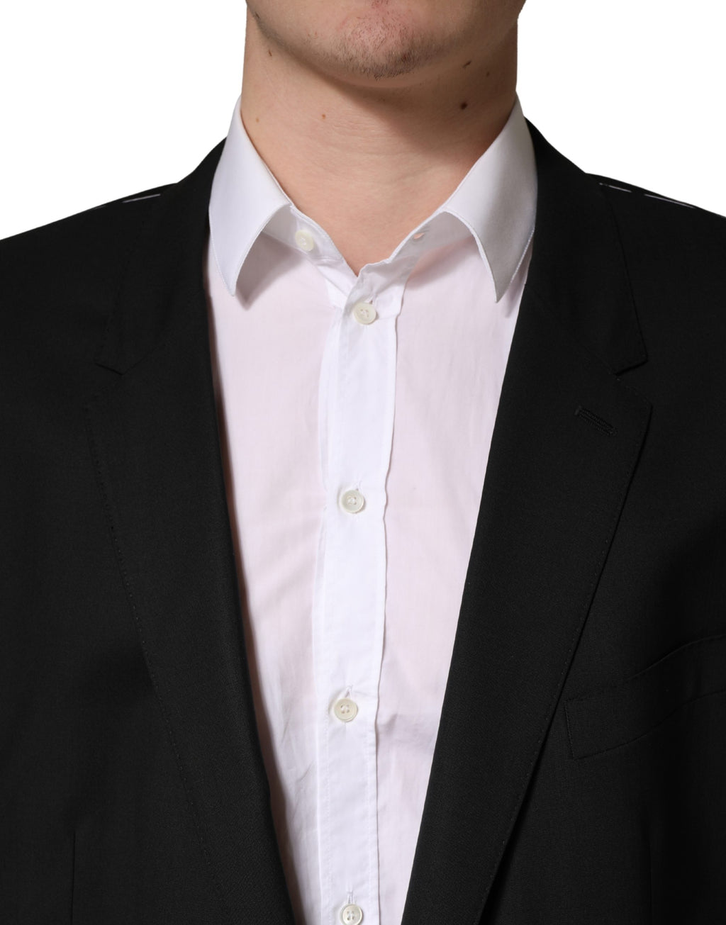 Veste de costume noire Dolce & Gabbana à deux boutons, coupe simple, élégante et classique, visible en détail.