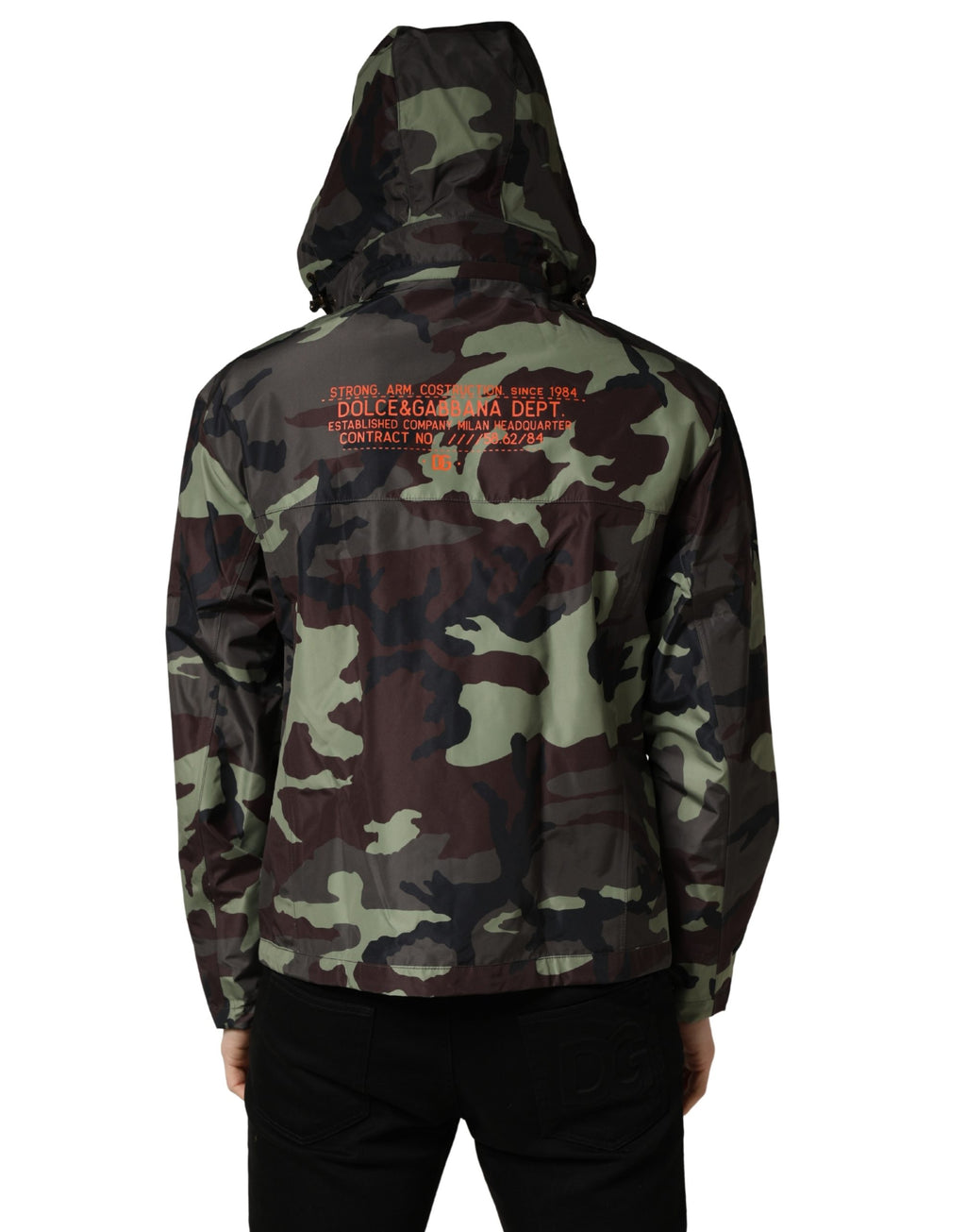 Veste bomber camouflage multicolore avec capuche Dolce & Gabbana, style urbain et tendance, vue de face sur un fond neutre.