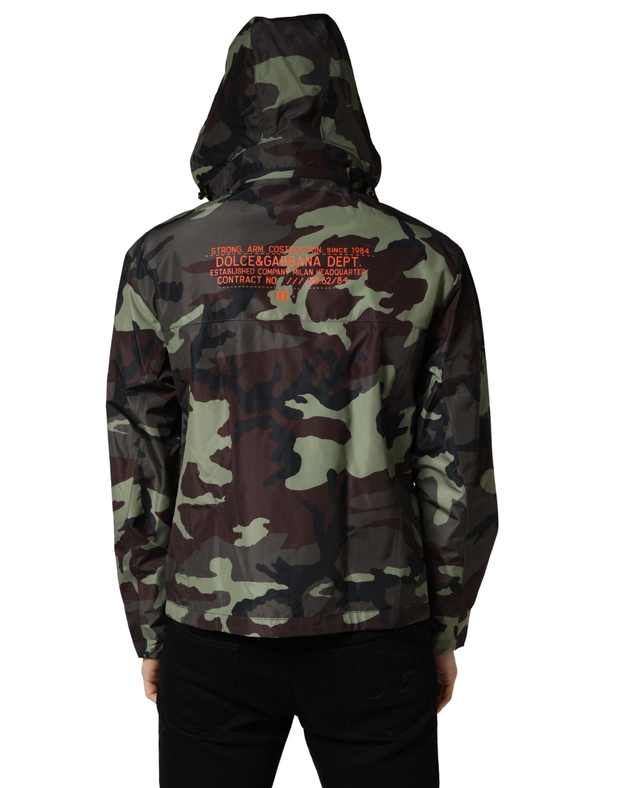 Veste bomber camouflage multicolore avec capuche Dolce & Gabbana, style urbain et tendance, vue de face sur un fond neutre.