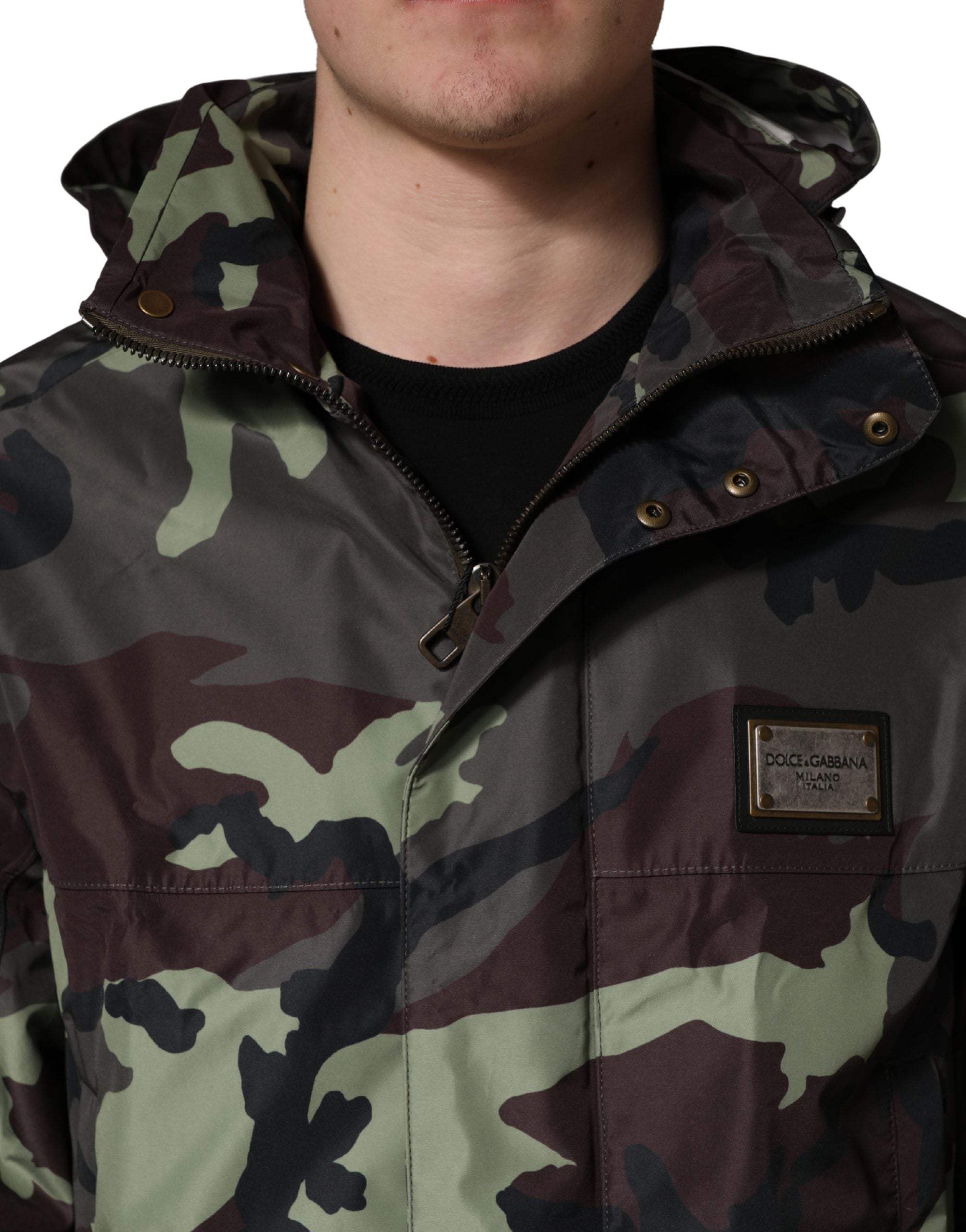 Veste bomber camouflage multicolore à capuche Dolce & Gabbana, style urbain avec motif coloré et détails modernes.