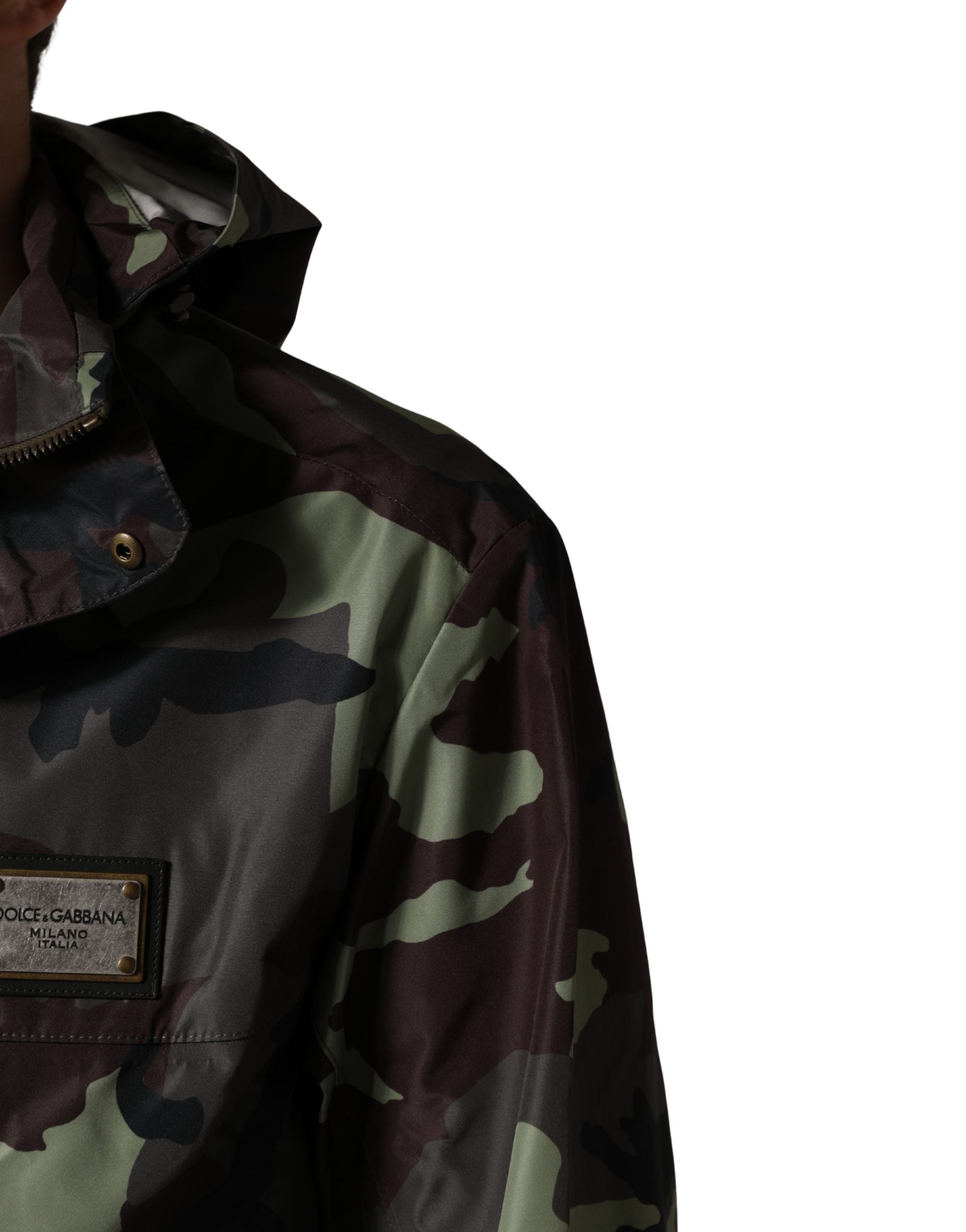 Veste bomber camouflage multicolore avec capuche de Dolce & Gabbana, style urbain et mode tendance.