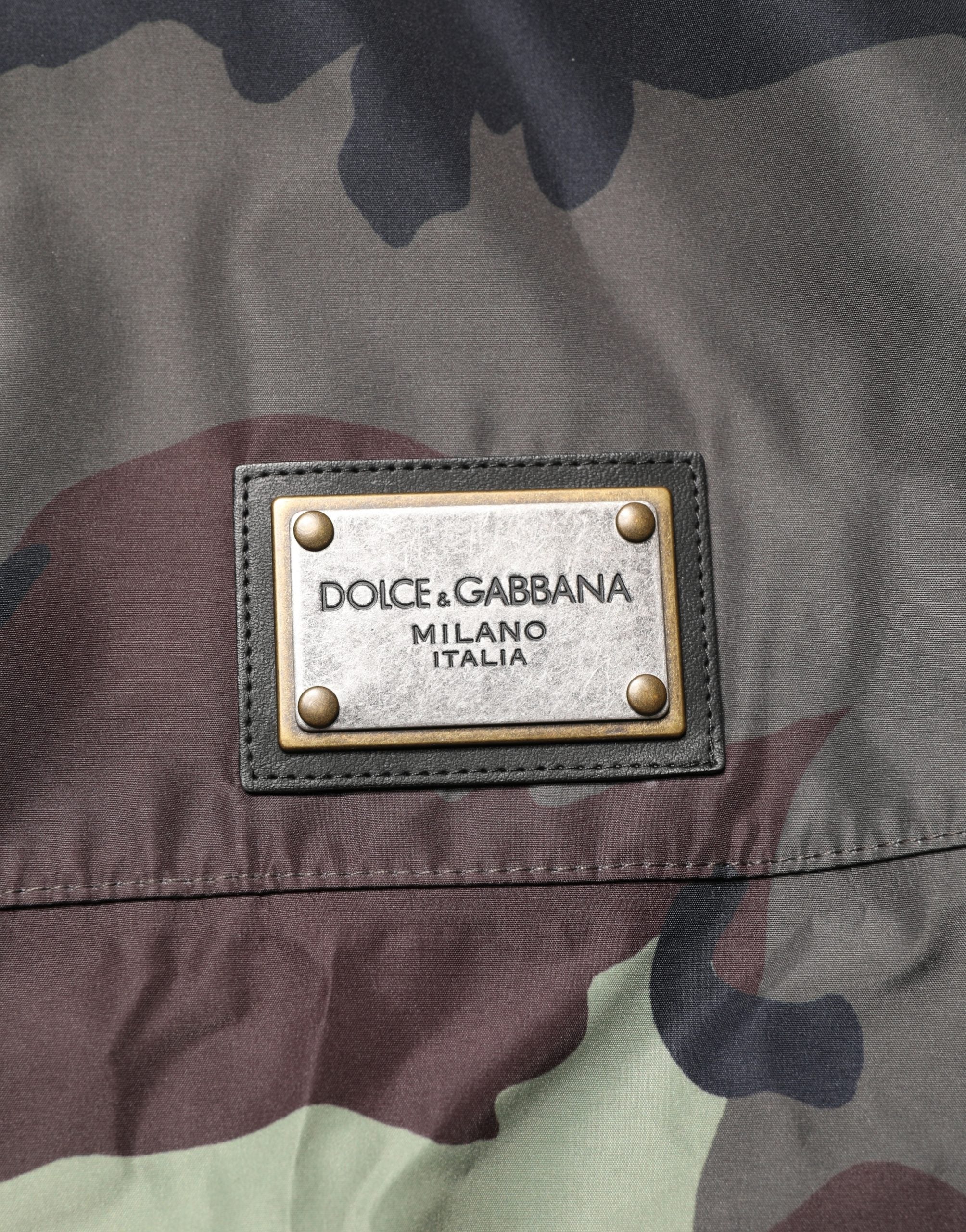 Veste bomber camouflage multicolore Dolce & Gabbana avec capuche, motif optique et style urbain.