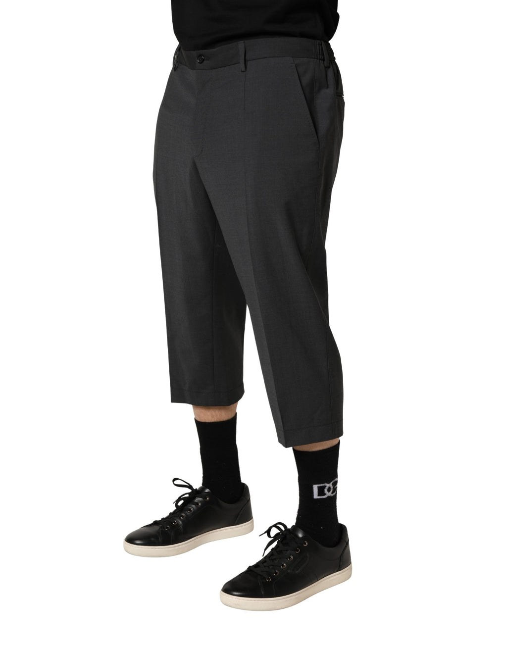 Pantalon chino court en laine gris foncé de Dolce & Gabbana, pantalon chic pour homme, vue de face.