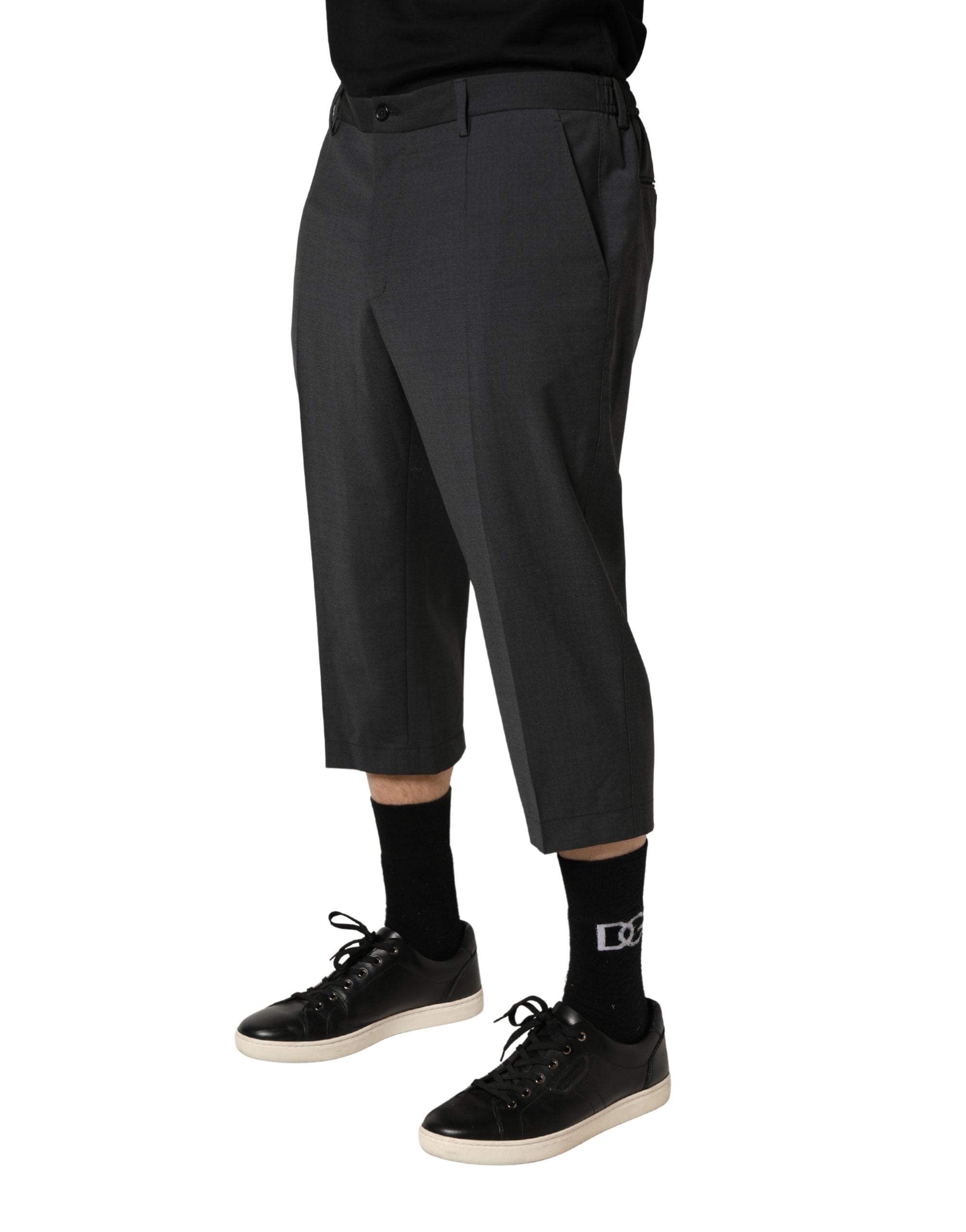 Pantalon chino court en laine gris foncé de Dolce & Gabbana, pantalon chic pour homme, vue de face.