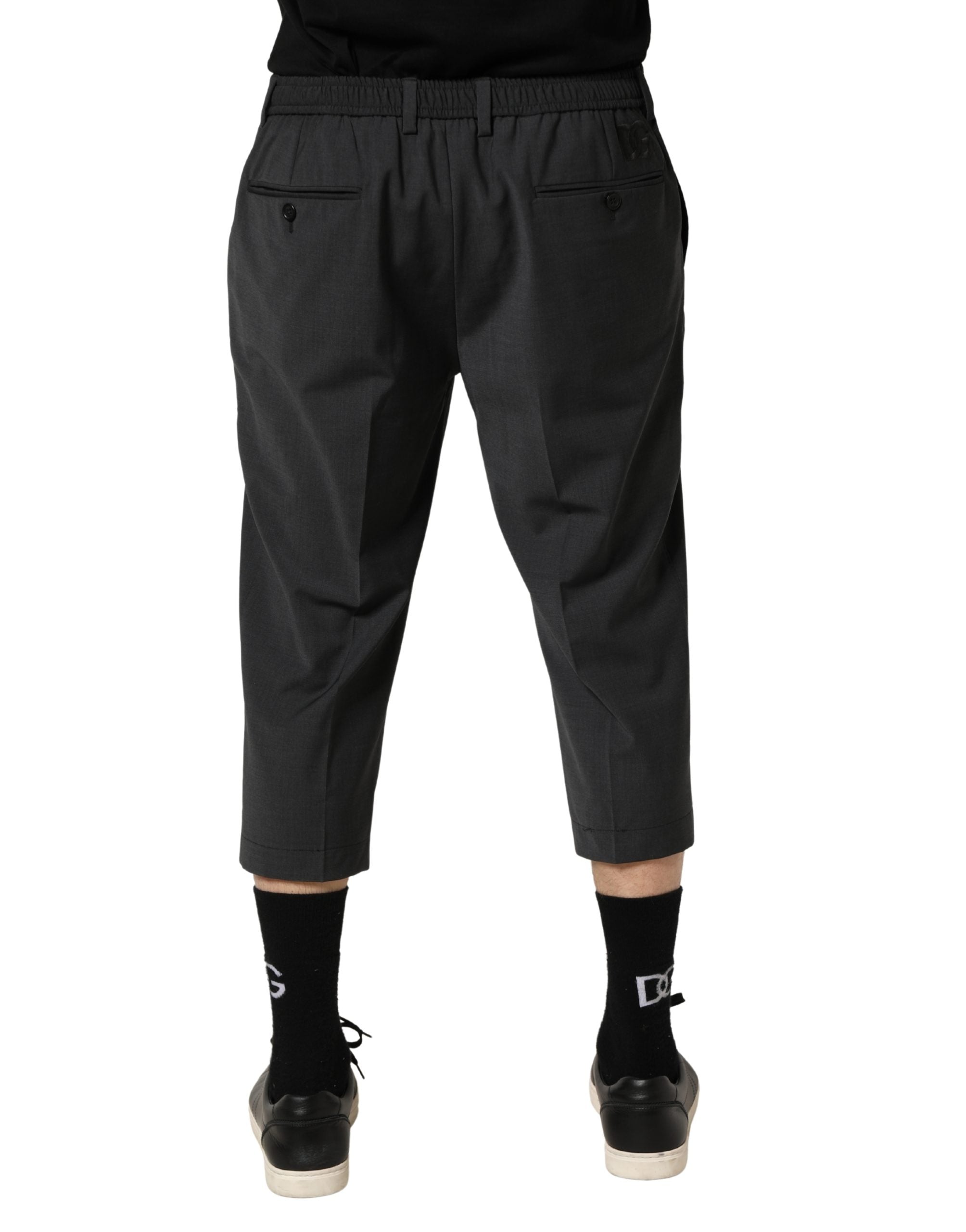 Pantalon chino court en laine gris foncé de Dolce & Gabbana, style élégant et moderne, vue de face.