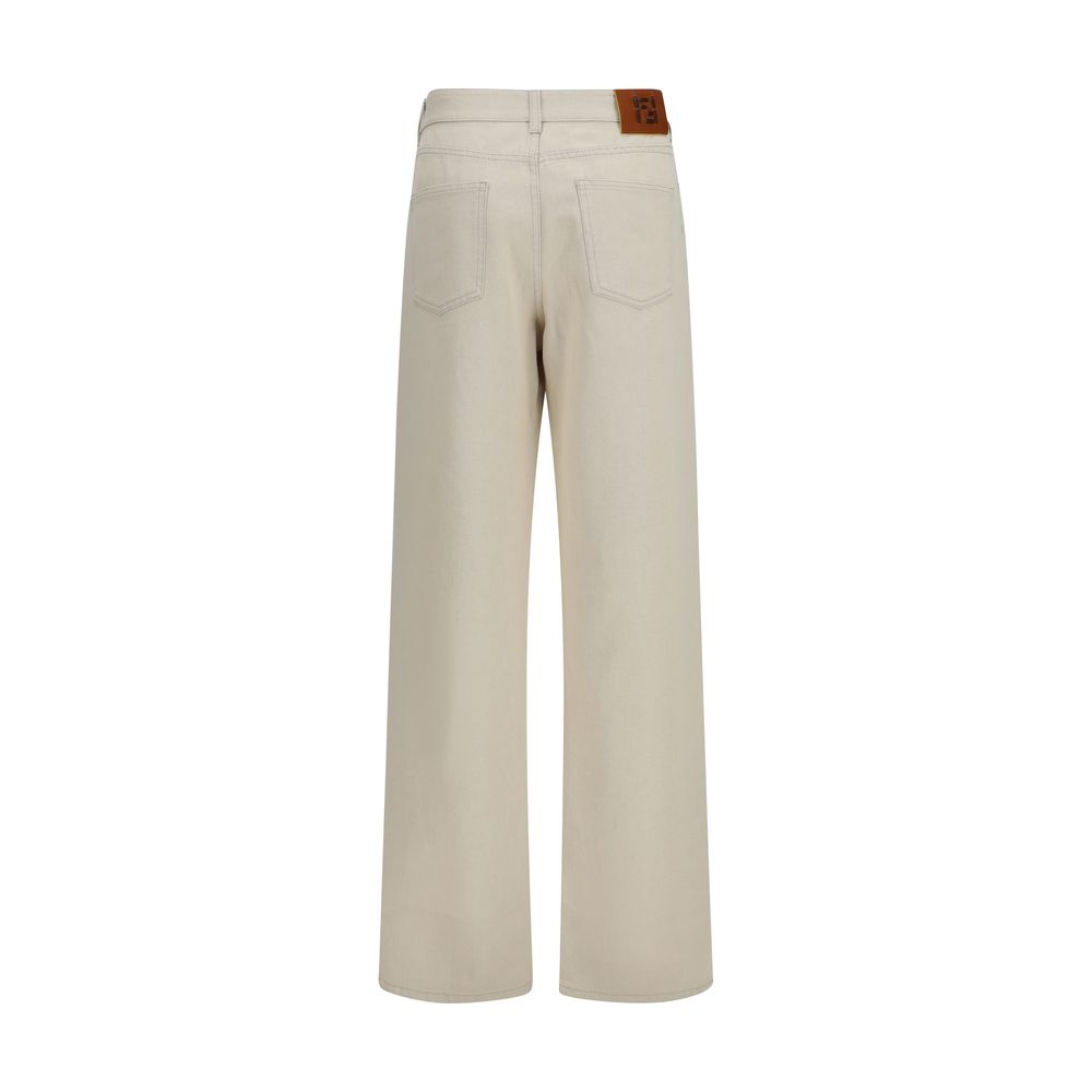 Jean droit beige en coton de la marque Fendi, visible avec une coupe classique et des détails de couture.