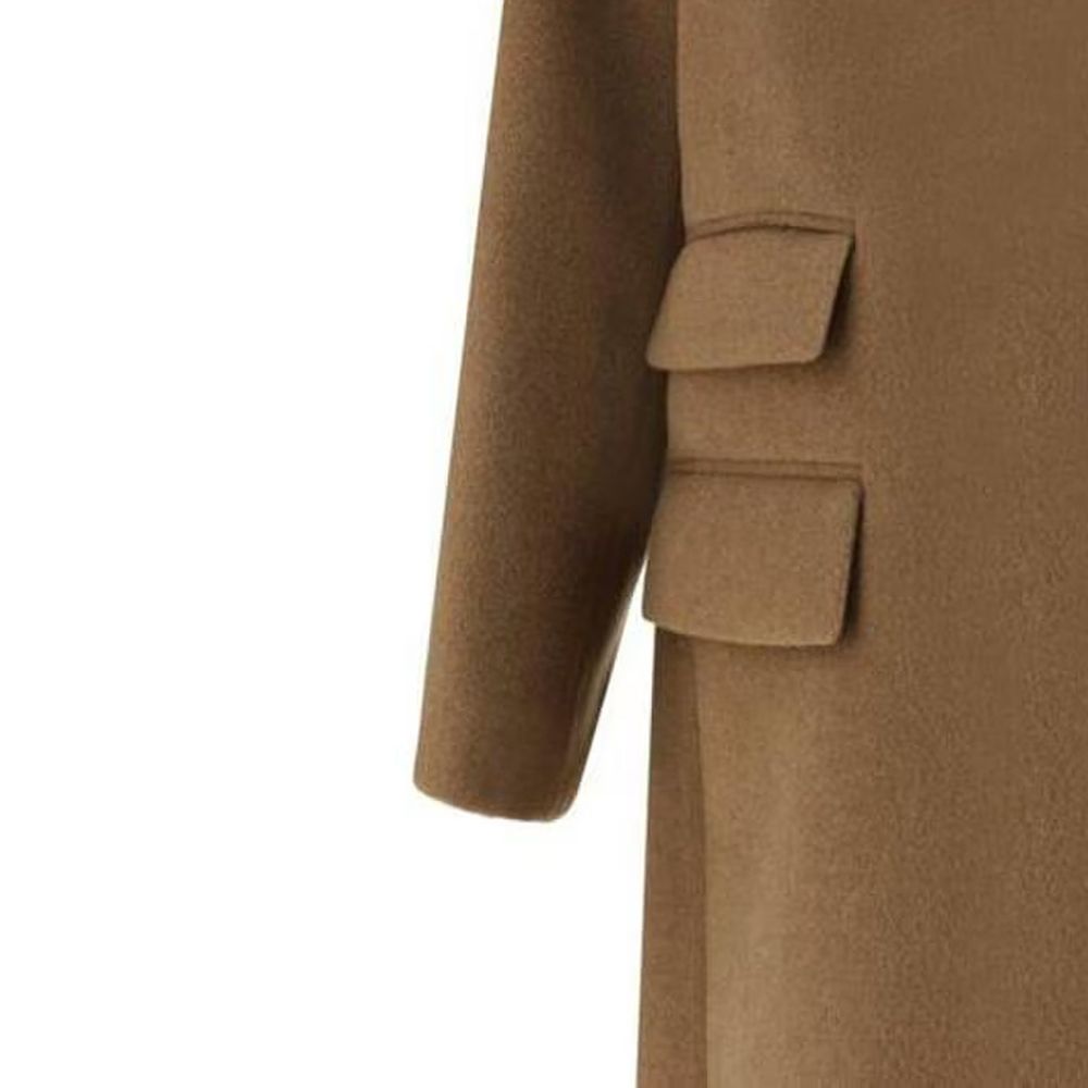 Manteau en laine marron de Saint Laurent, coupe classique, porté sur un mannequin, vue de face.