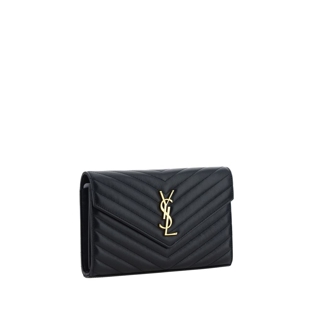 Sac à épaule Saint Laurent en cuir d'agneau noir avec logo en métal, détails élégants et finition de luxe visible.