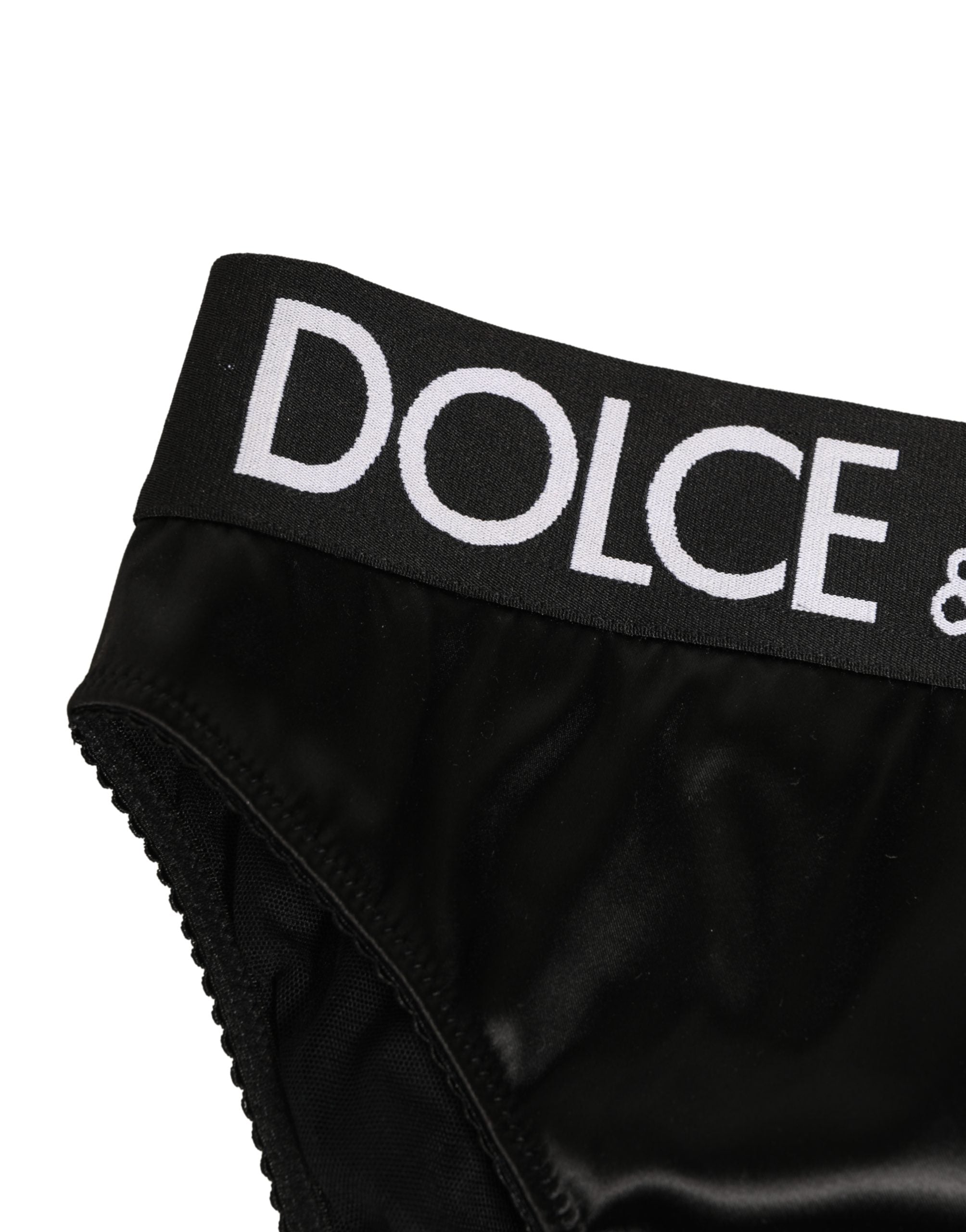 Culotte haute en satin noir Dolce & Gabbana pour femmes avec logo visible à l'avant, sous-vêtements élégants et confortables.