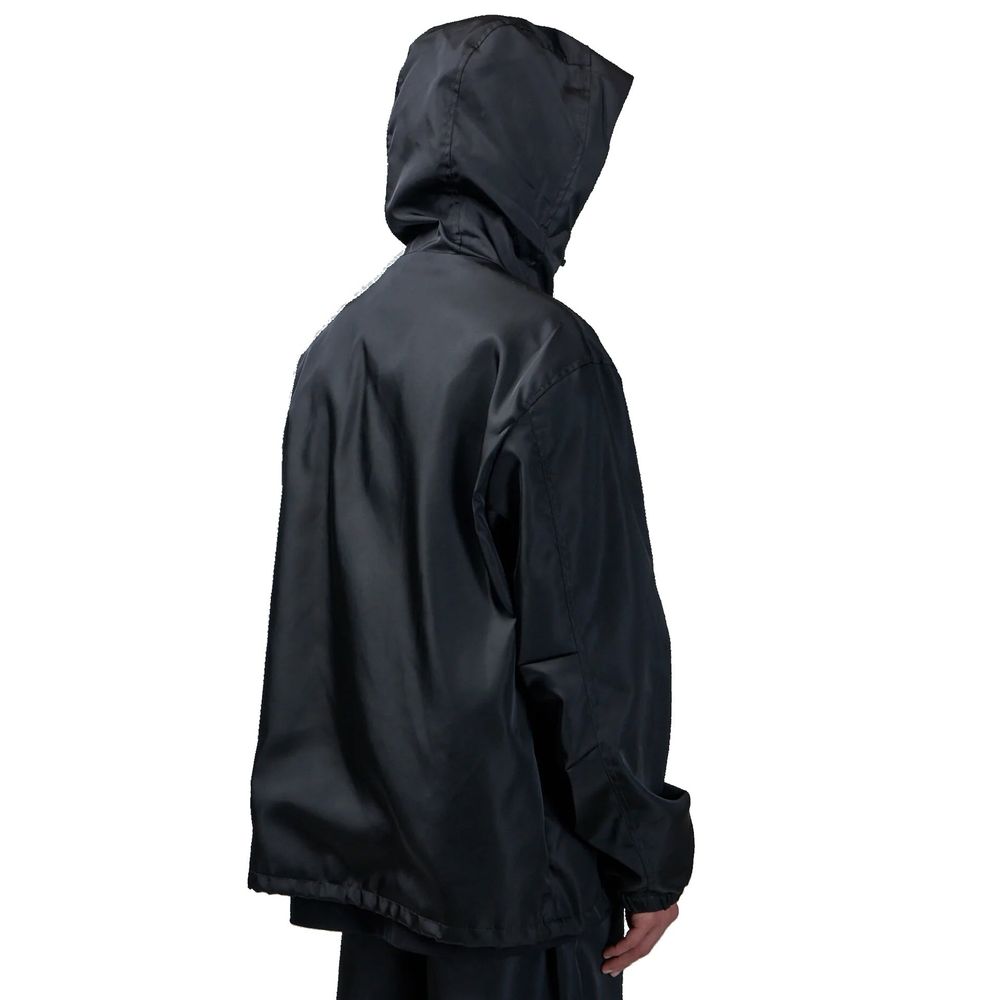 Veste en nylon noir Givenchy, coupe moderne, avec fermeture éclair et col montant, vue de face sur fond blanc.