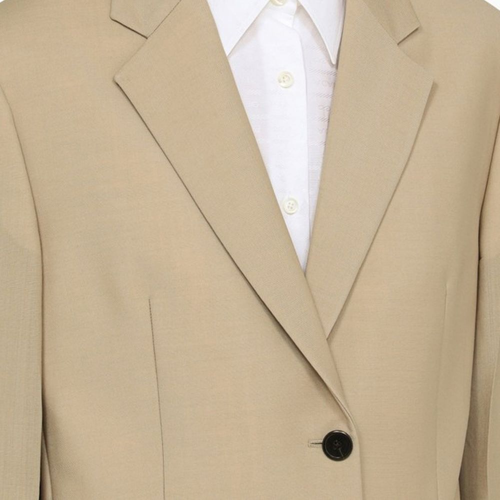 Veste Prada en mohair beige pour homme, blazer élégant avec boutons et col classique, tissu doux et sophistiqué.