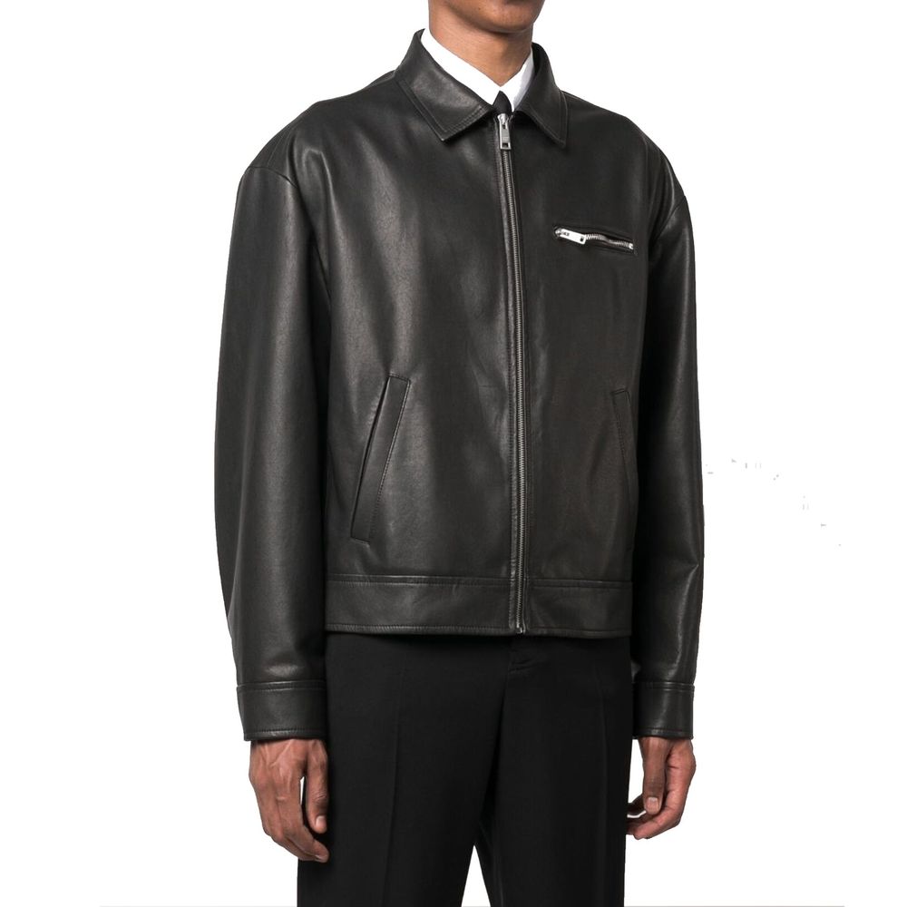 Veste en cuir d'agneau noire Prada pour femme, coupe élégante et détails sophistiqués, vue de face sur un fond blanc.