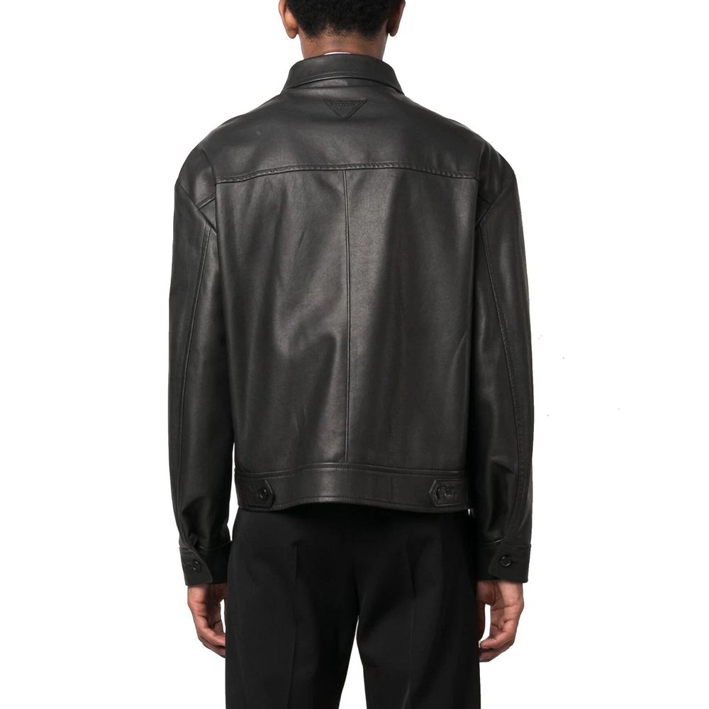 Veste en cuir d'agneau noire Prada, style élégant, avec détails sophistiqués, portée sur mannequin.