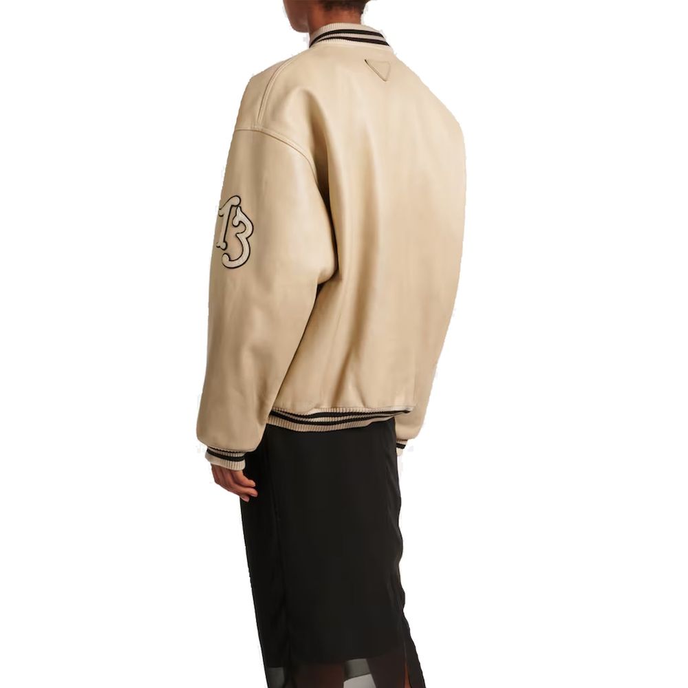 Veste bomber en cuir de veau beige de Prada, avec coupe élégante et détails sophistiqués.