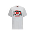 T-shirt blanc en coton Gucci, vêtement décontracté avec logo Gucci visible, porté sur mannequin ou posé à plat.