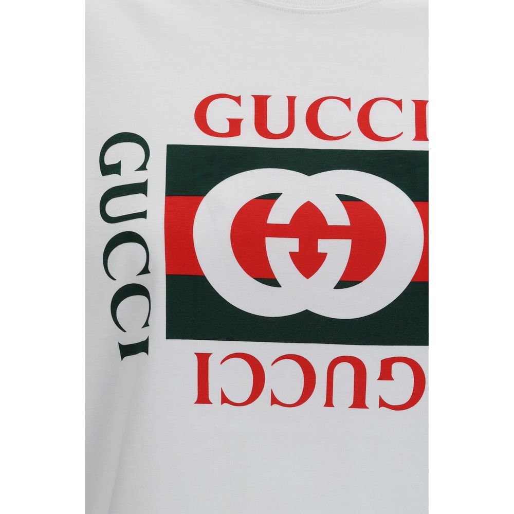 T-shirt blanc en coton Gucci, vêtement décontracté pour homme ou femme, avec logo Gucci visible sur le devant.