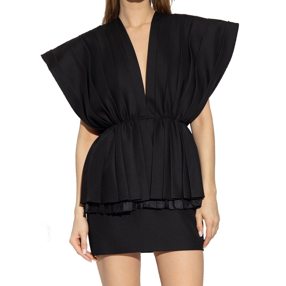 Robe de cocktail en laine noire Gucci, élégante et raffinée, avec coupe sophistiquée et détails modernes.