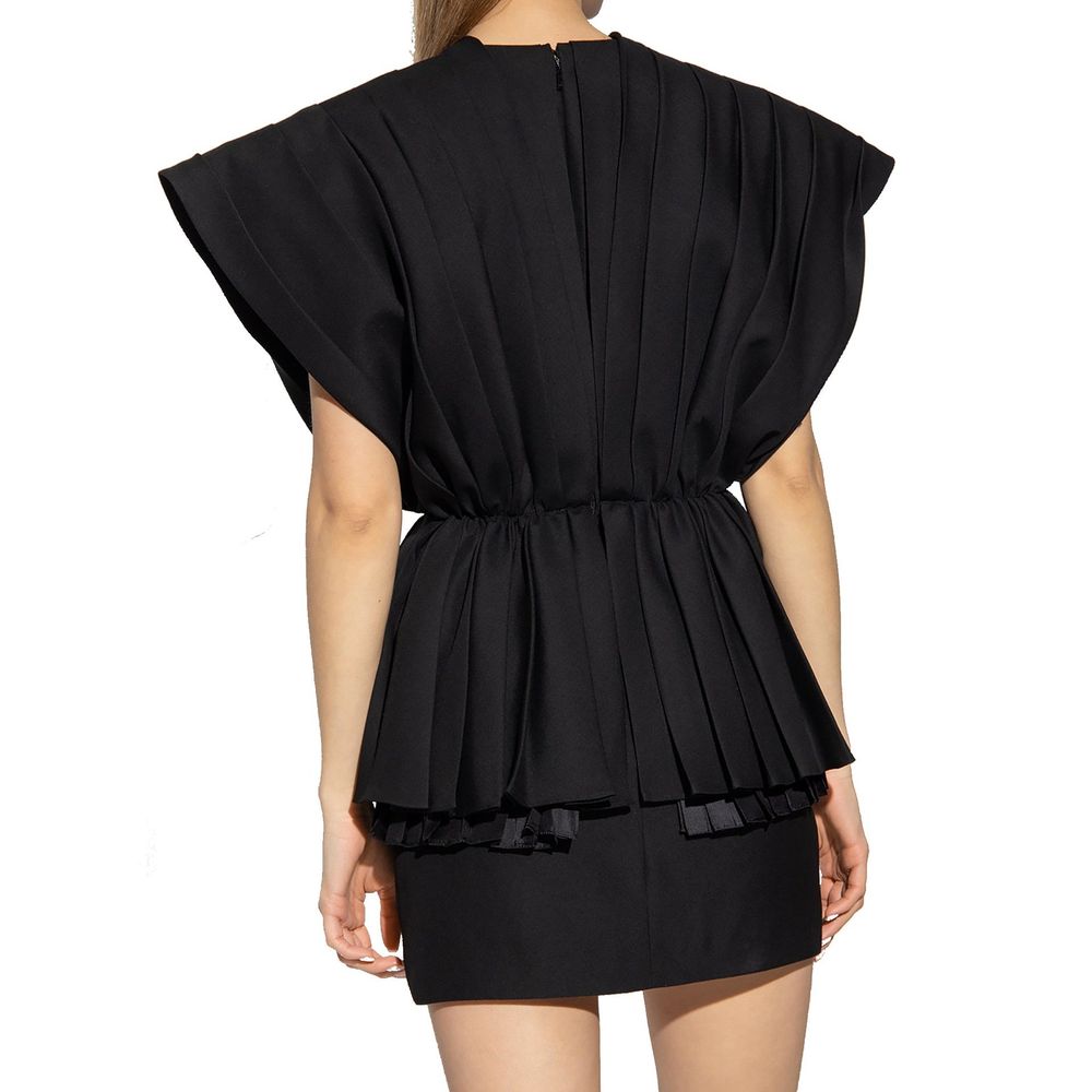 Robe de cocktail en laine noire de Gucci, silhouette élégante avec détails raffinés, portée sur un mannequin.