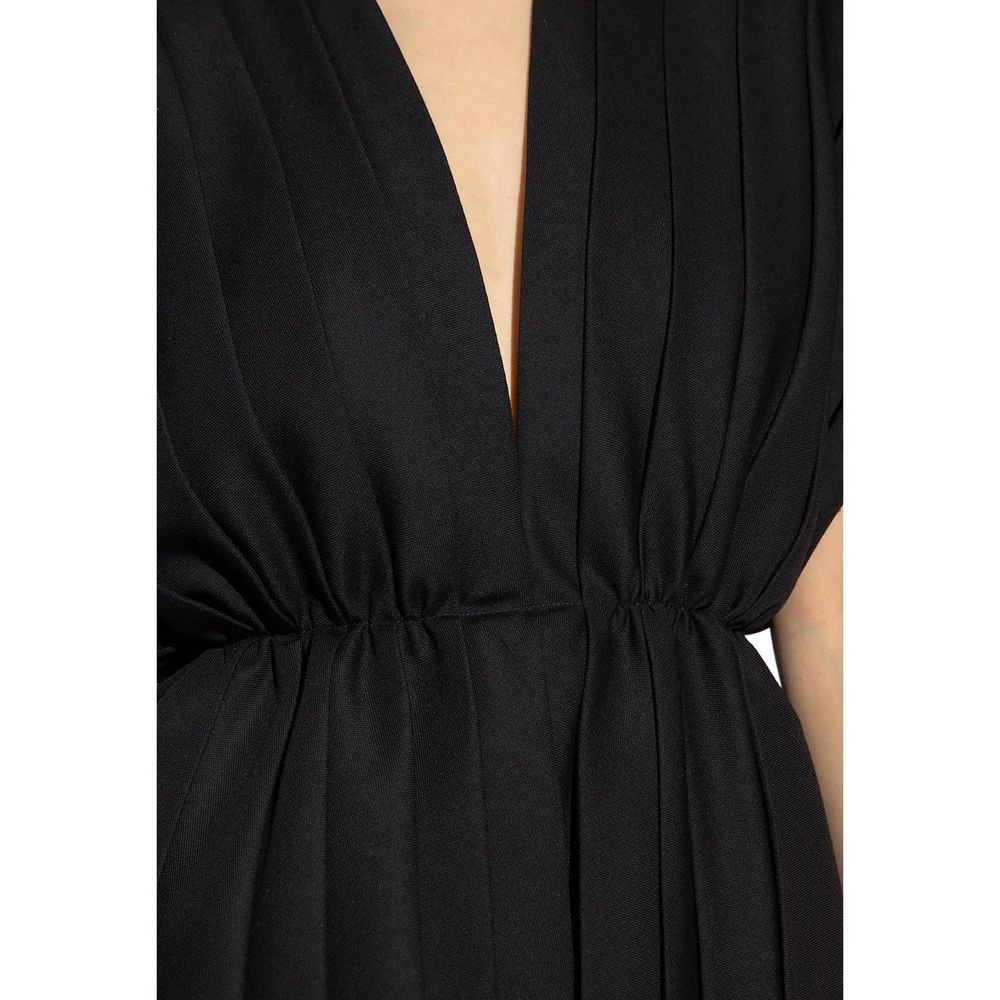 Robe de cocktail en laine noire Gucci, coupe élégante et sophistiquée, portée pour une occasion spéciale.