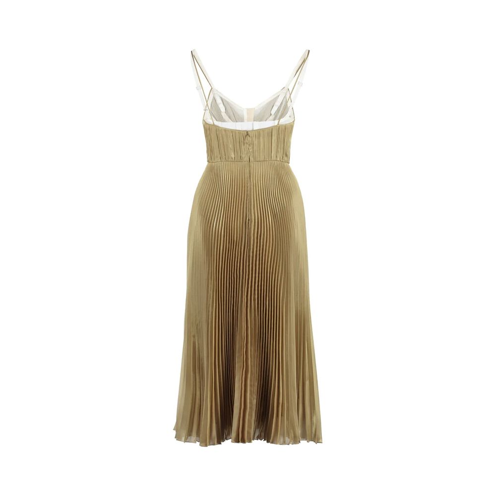 Robe de cocktail Prada en polyester doré, élégante et brillante, avec une coupe sophistiquée, portée sur un mannequin.