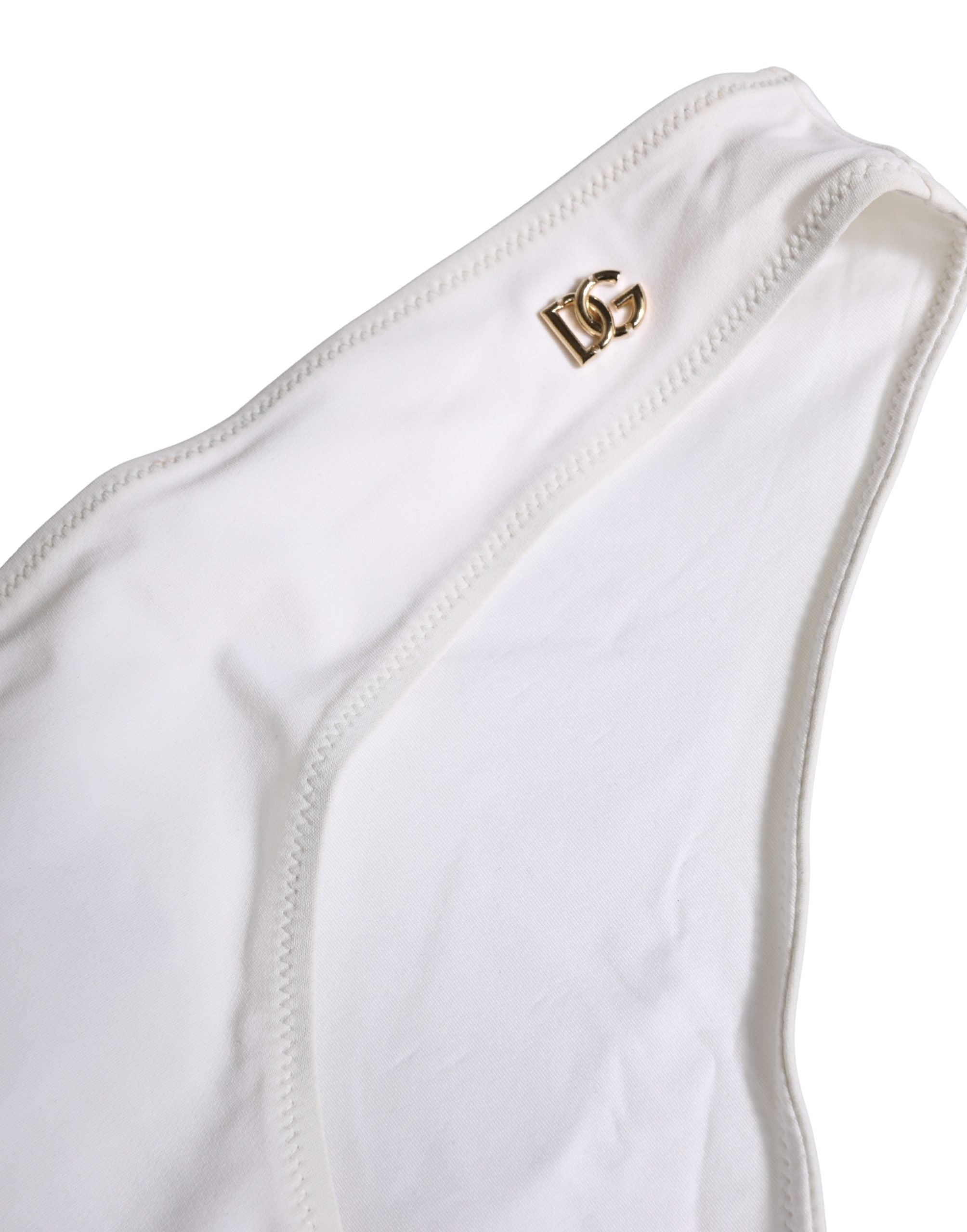 Culotte de bikini blanche Dolce & Gabbana avec plaquette logo DG en relief, matière légère et élégante, vue de face.