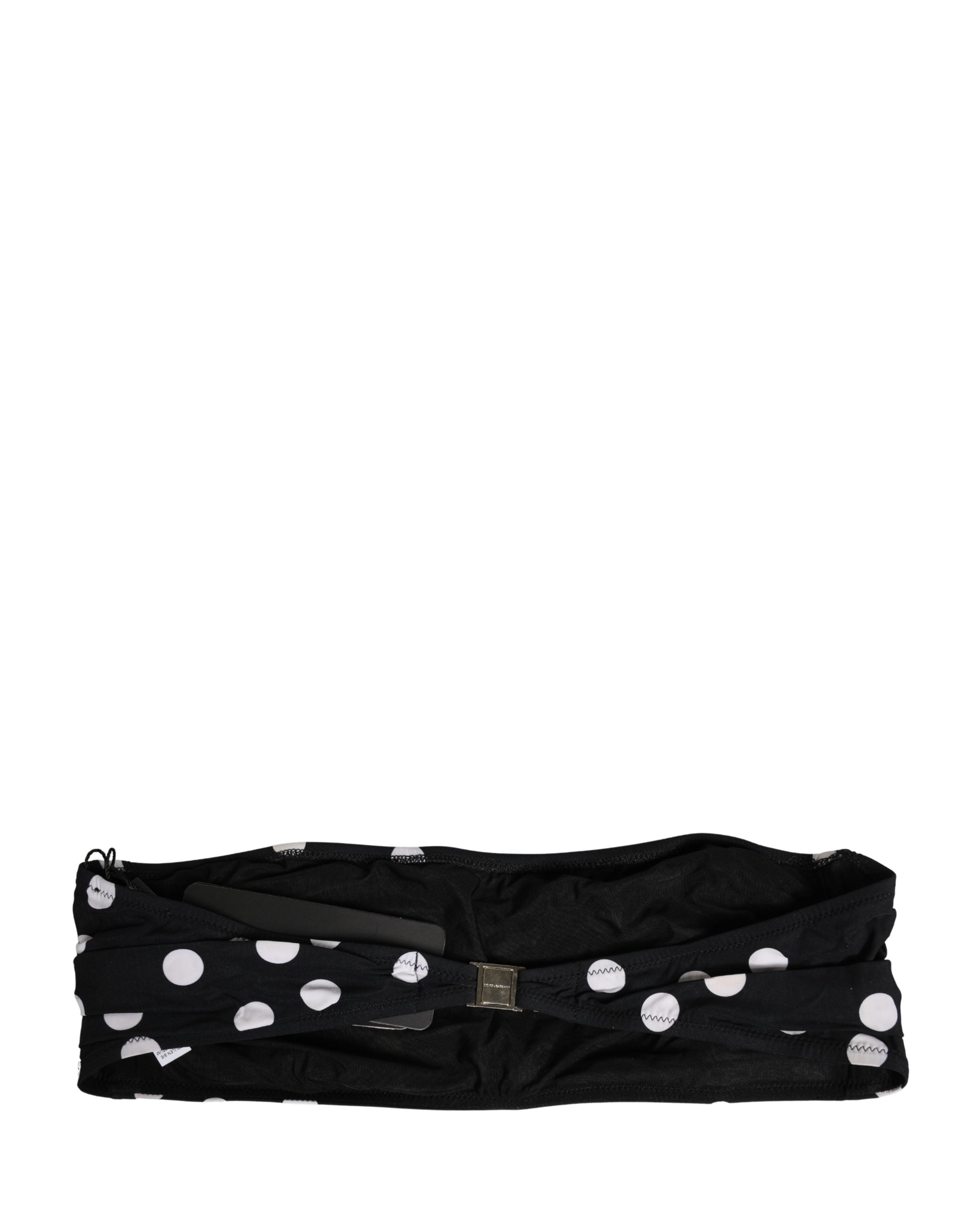 Maillot de bain bandeau Dolce & Gabbana à pois noirs et blancs, tenue de plage élégante et tendance.