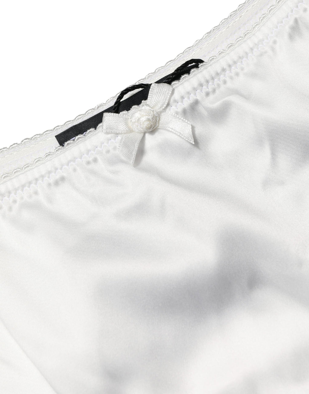 Culotte blanche en soie extensible, taille mi-hauteur, de la marque Dolce & Gabbana, vue en gros plan