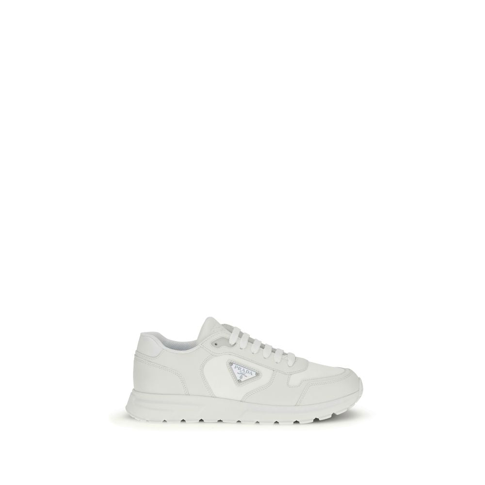 Chaussures de sport blanches Prada en polyamide recyclé, baskets athlétiques élégantes et durables.