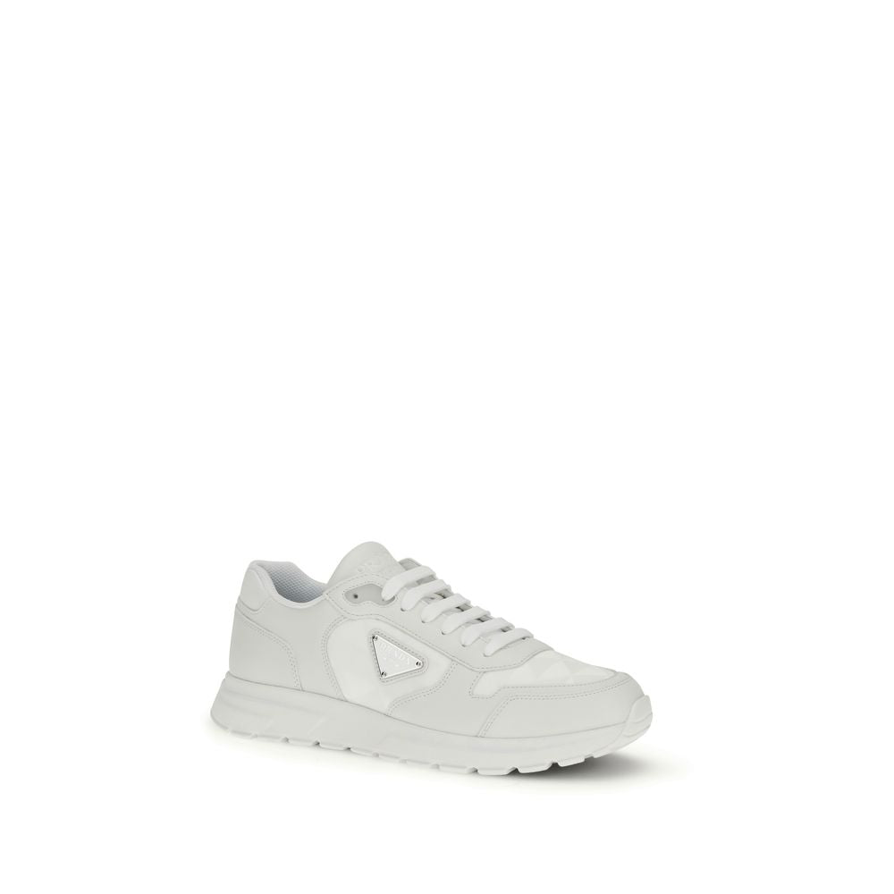Chaussures de sport blanches Prada en polyamide recyclé, sneakers athlétiques modernes et confortables.