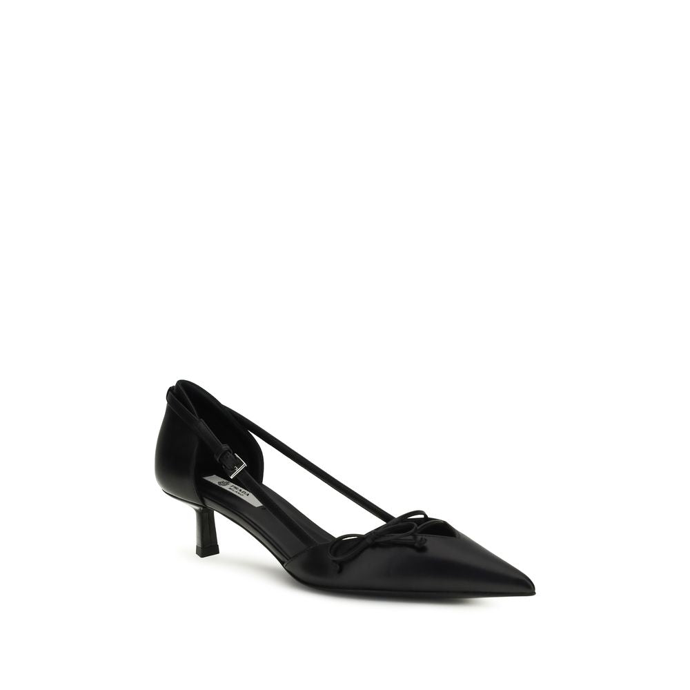Chaussures à talons hauts Prada en cuir de chèvre noir, élégantes et sophistiquées, pour femmes.