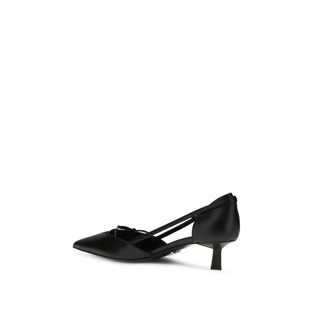 Chaussures Prada noires en cuir de chèvre à talons hauts, élégantes et sophistiquées, vues de face.