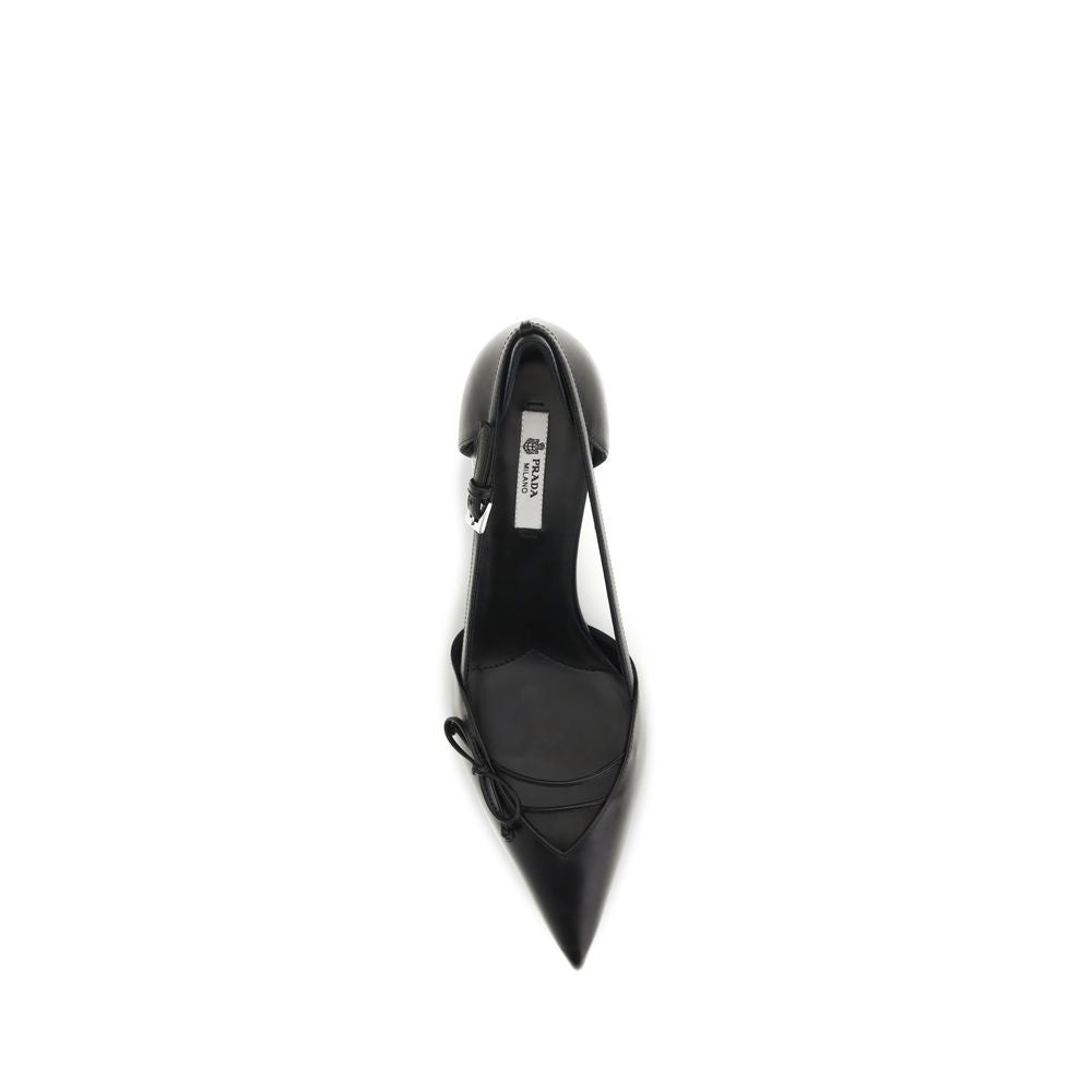 Chaussures Prada à talons hauts en cuir de chèvre noir, élégantes et sophistiquées, montrant la structure et la finition du produit.
