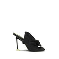 Mules Givenchy en peau d'agneau noire Ovis Aries, talons bas, style élégant et sophistiqué, vue de côté.