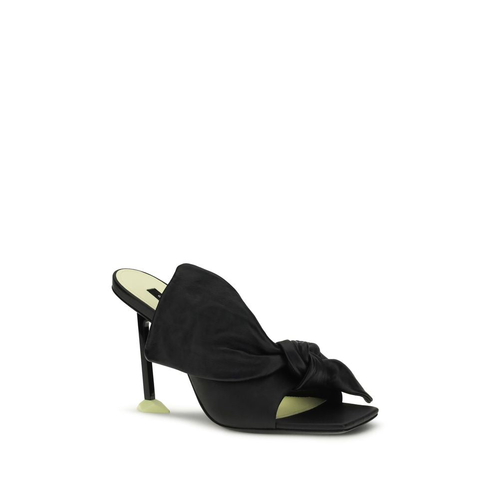 Mules Givenchy en agneau noir Ovis Aries avec design élégant et détails sophistiqués, vues en gros plan.