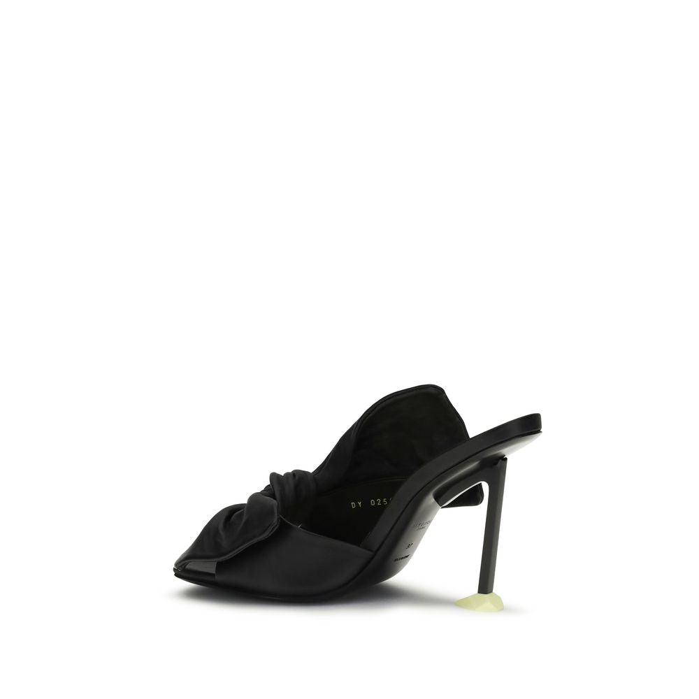 Mules Givenchy en agneau noir Ovis Aries avec semelle en cuir, élégantes et raffinées, vues de côté.