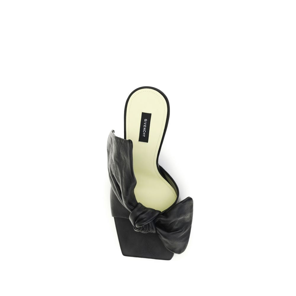 Mules Givenchy en cuir d'agneau noir Ovis Aries, détail élégant et design sophistiqué, visibles sur cette image.