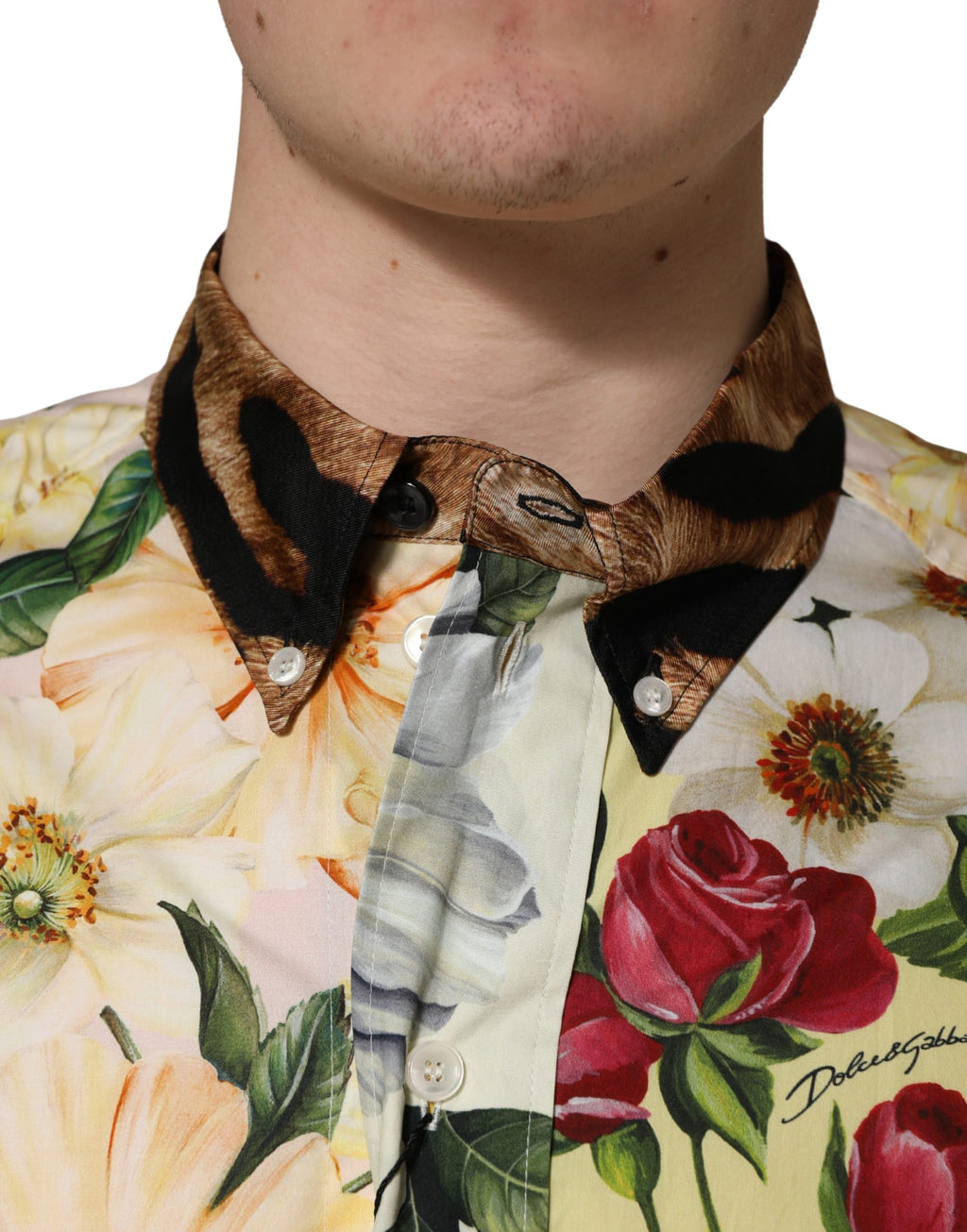 Chemise Dolce & Gabbana à col avec motif floral multicolore et imprimé animal, visible détails du tissu et du col.