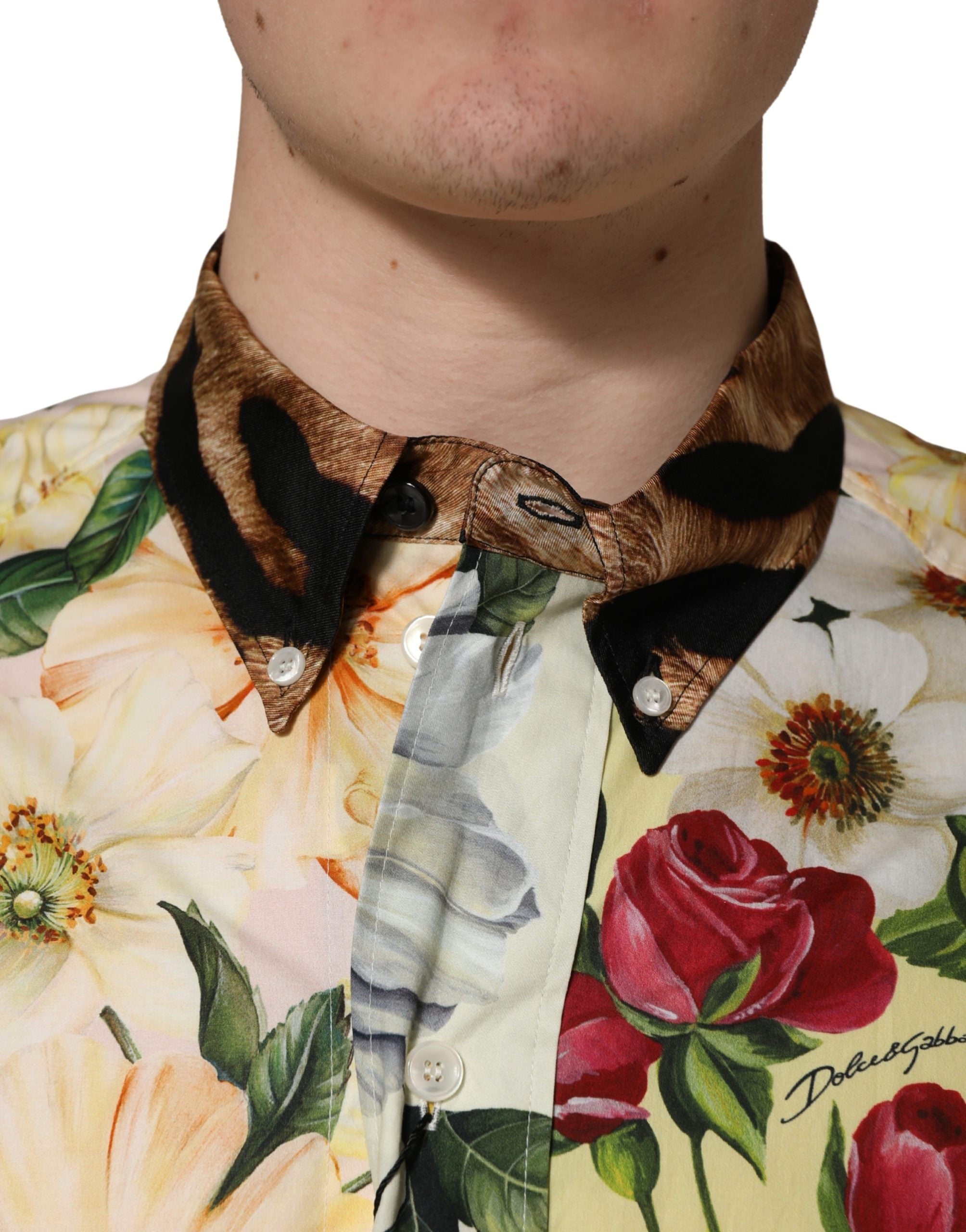 Chemise Dolce & Gabbana à col avec motif floral multicolore et imprimé animal, visible détails du tissu et du col.