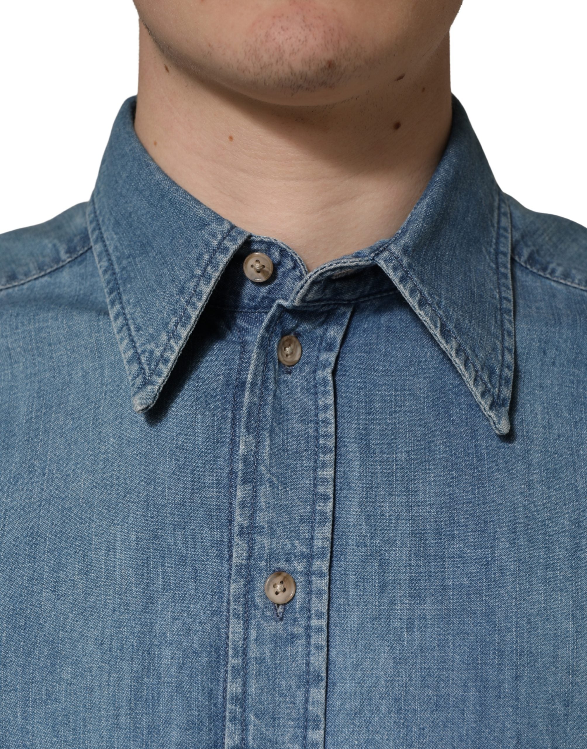 Chemise slim en denim bleu Dolce & Gabbana en coton extensible, style décontracté et ajusté, visible avec col et boutons.