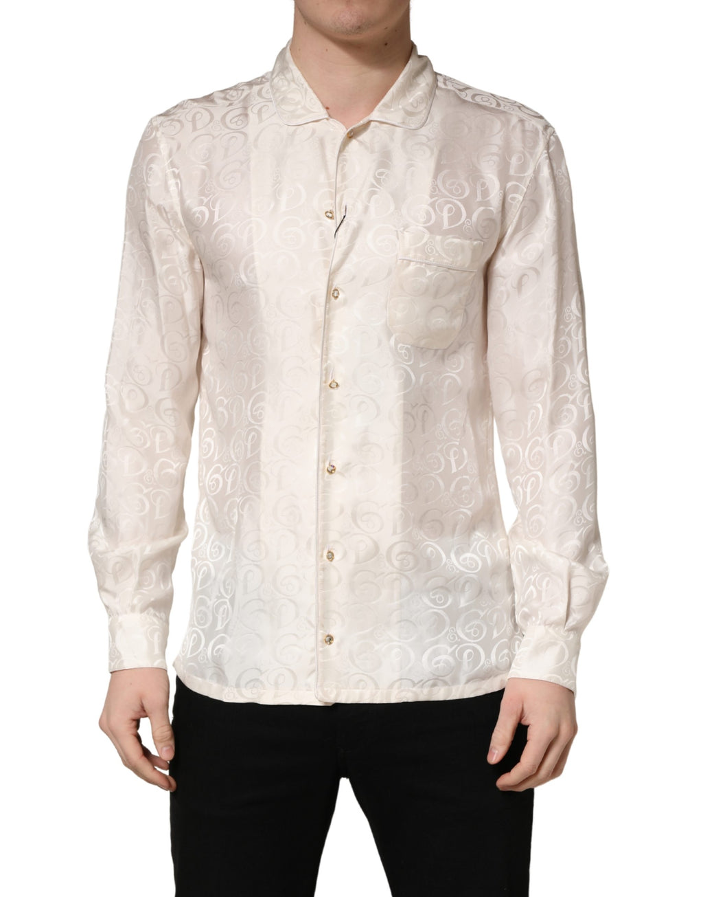 Chemise en soie blanche Dolce & Gabbana à manches longues avec logo ton sur ton, élégante et raffinée.