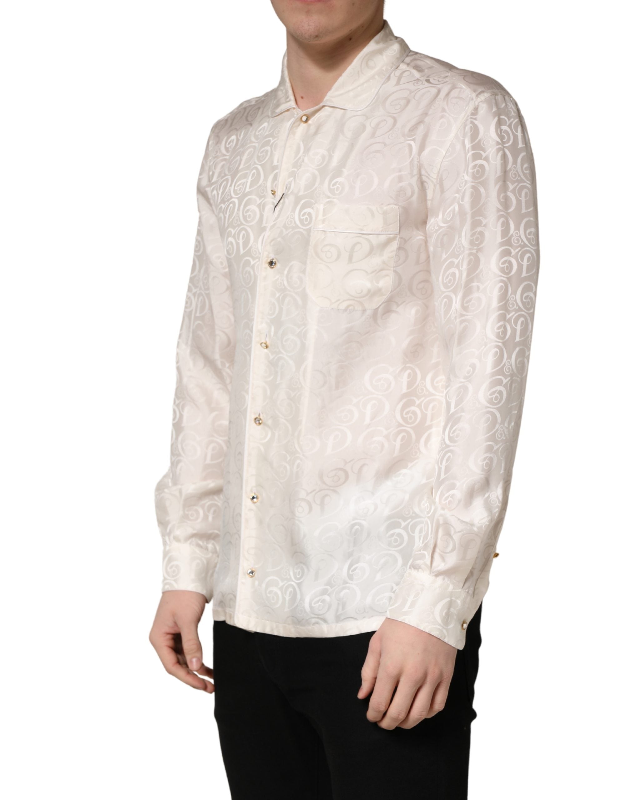 Chemise en soie blanche Dolce & Gabbana à manches longues avec logo ton sur ton, élégante et sophistiquée.