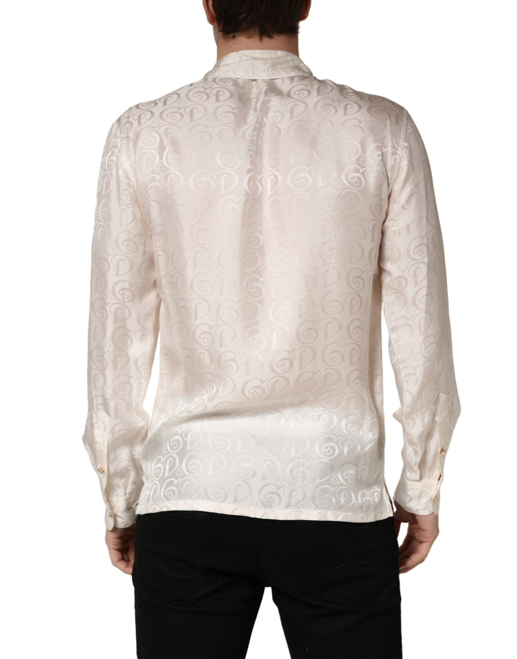 Chemise en soie blanche Dolce & Gabbana à manches longues avec logo ton sur ton, élégante et sophistiquée.