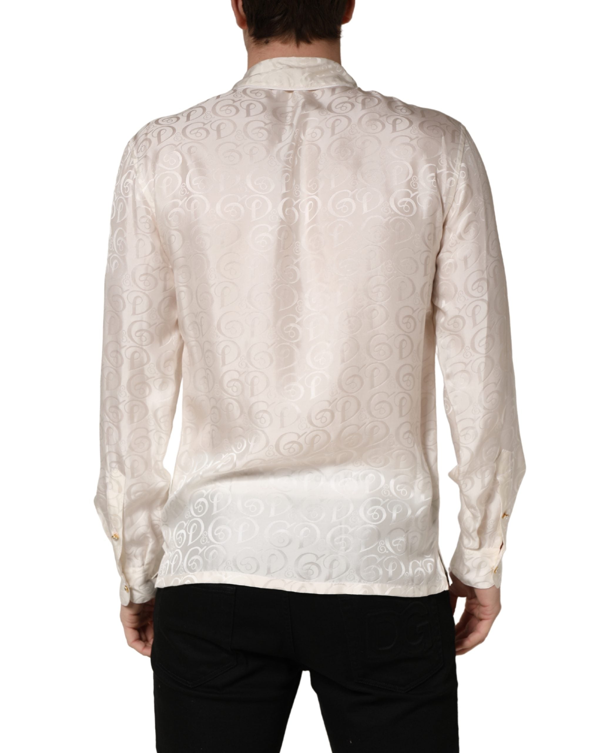 Chemise en soie blanche Dolce & Gabbana à manches longues avec logo ton sur ton, élégante et sophistiquée.