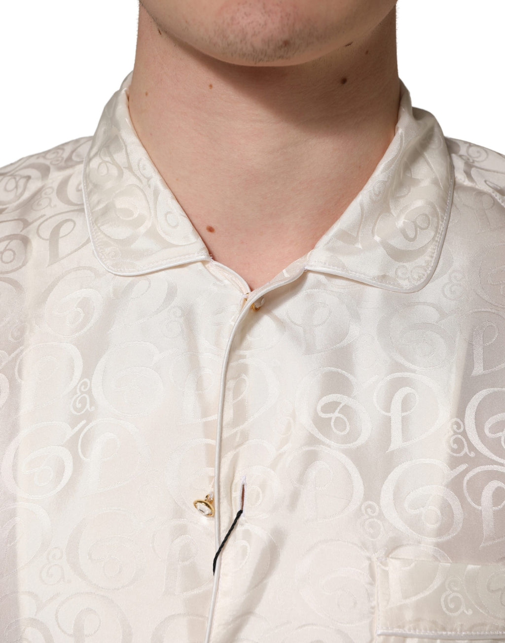 Chemise en soie blanche Dolce & Gabbana à manches longues avec logo ton sur ton et impression élégante.