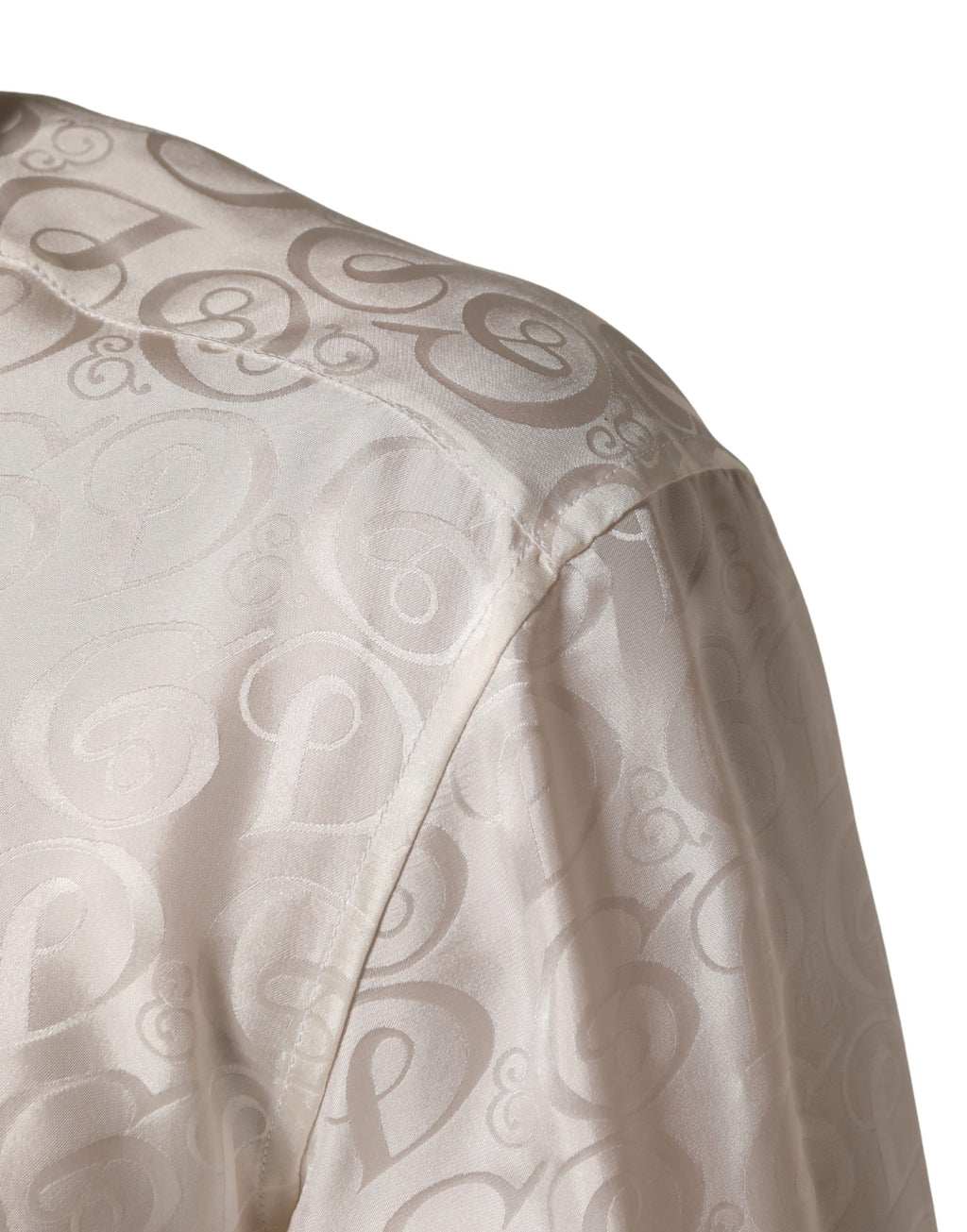 Chemise en soie blanche Dolce & Gabbana, à manches longues avec logo ton sur ton, élégante et sophistiquée.