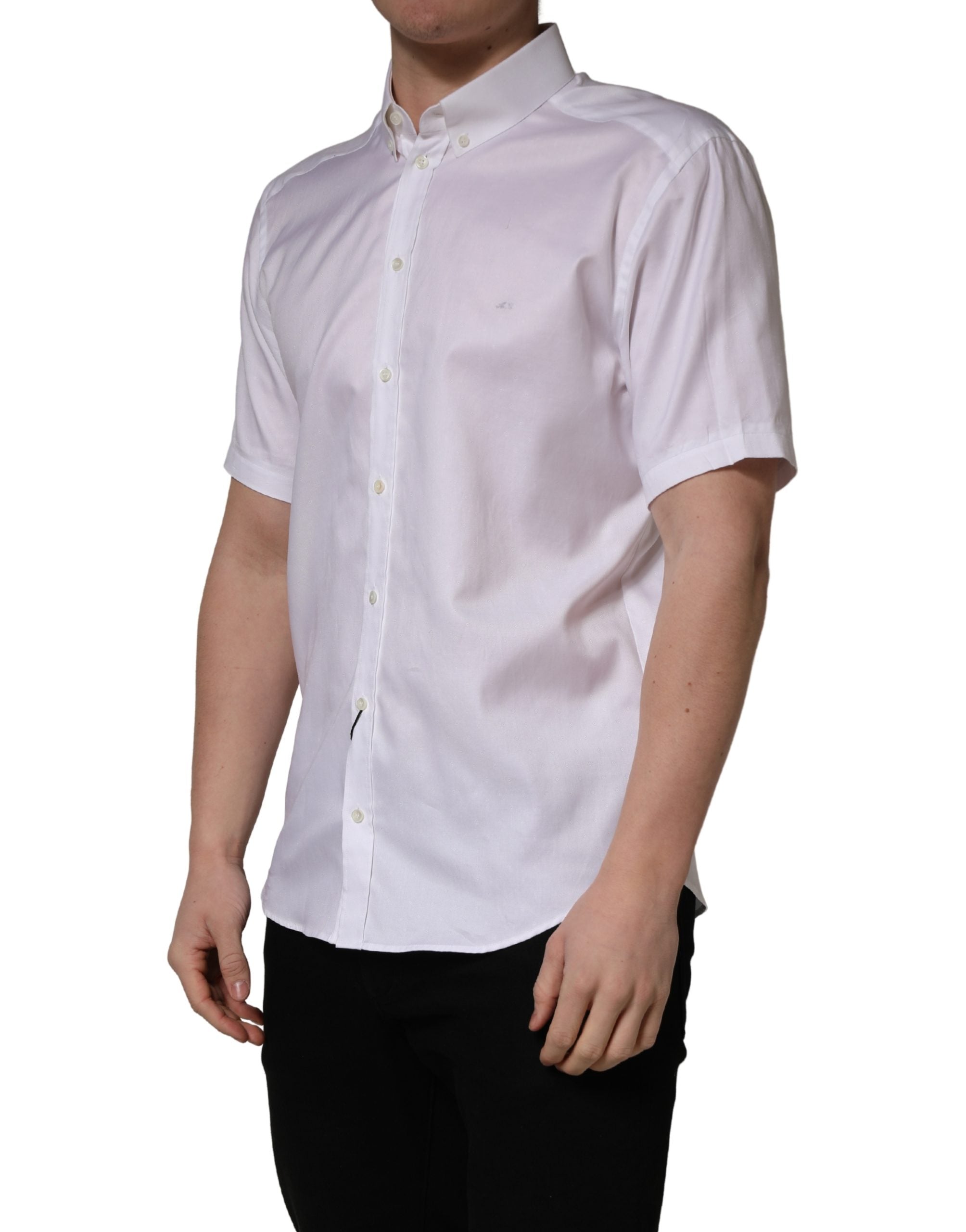 Chemise blanche en coton à manches courtes de Dolce & Gabbana, boutonnière élégante et tissu léger visible sur l'image.