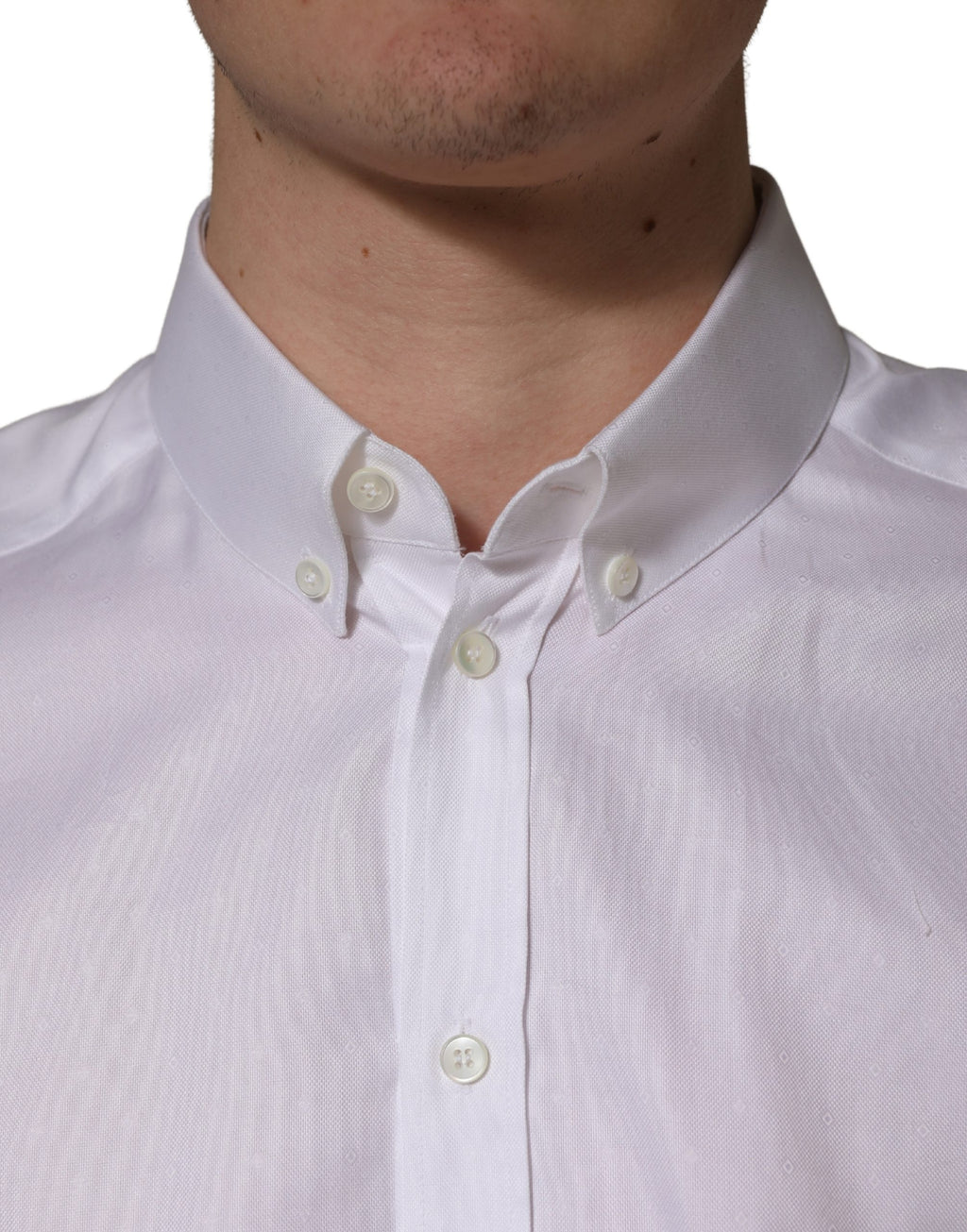 Chemise blanche en coton à manches courtes de Dolce & Gabbana avec boutons, vue de face sur fond blanc