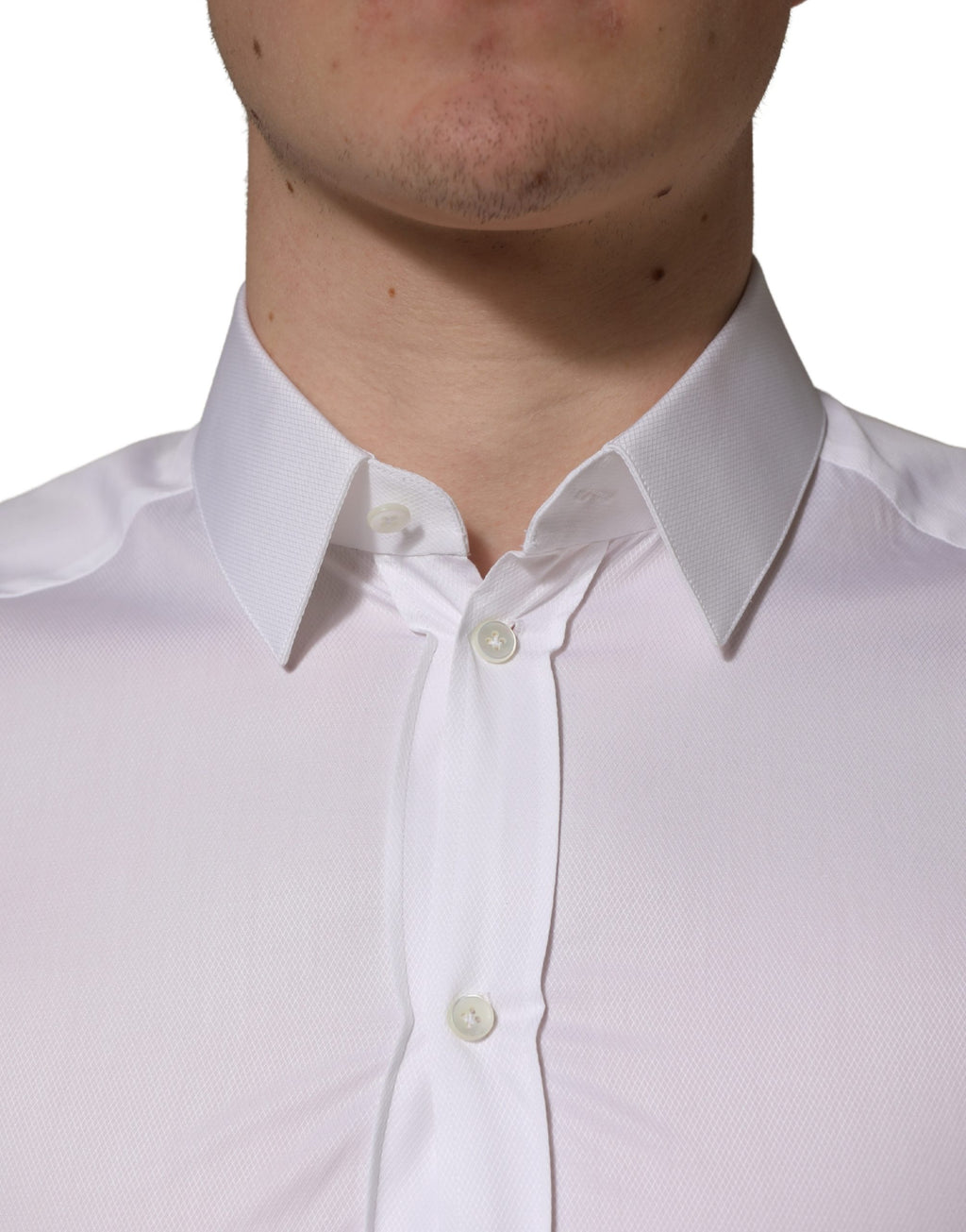 Chemise blanche à manches courtes en coton de Dolce & Gabbana avec boutons, vue en gros plan.